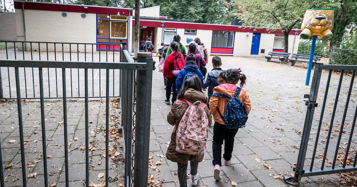 Honderden Kinderen Doden De Tijd Terwijl Ze Wachten Op Een Plek In De