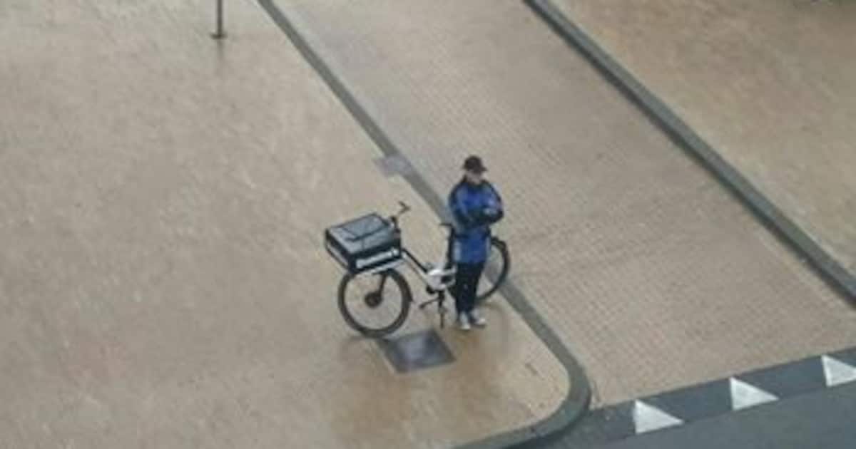 afgestapte-pizzakoerier-symbool-van-respect-tijdens-dodenher