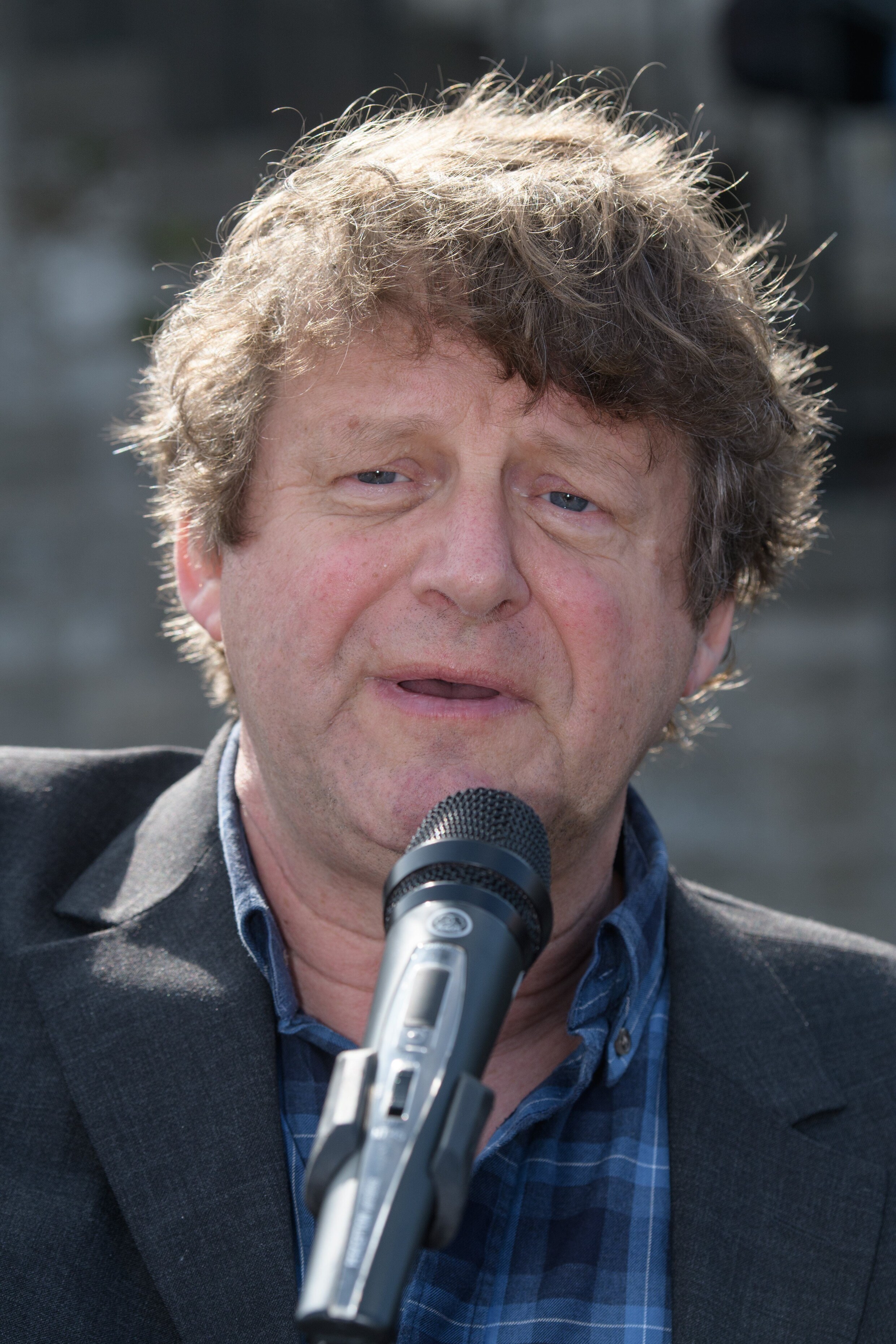 Dirk van Duppen was een communistische huisarts die liefde gaf, maar ...