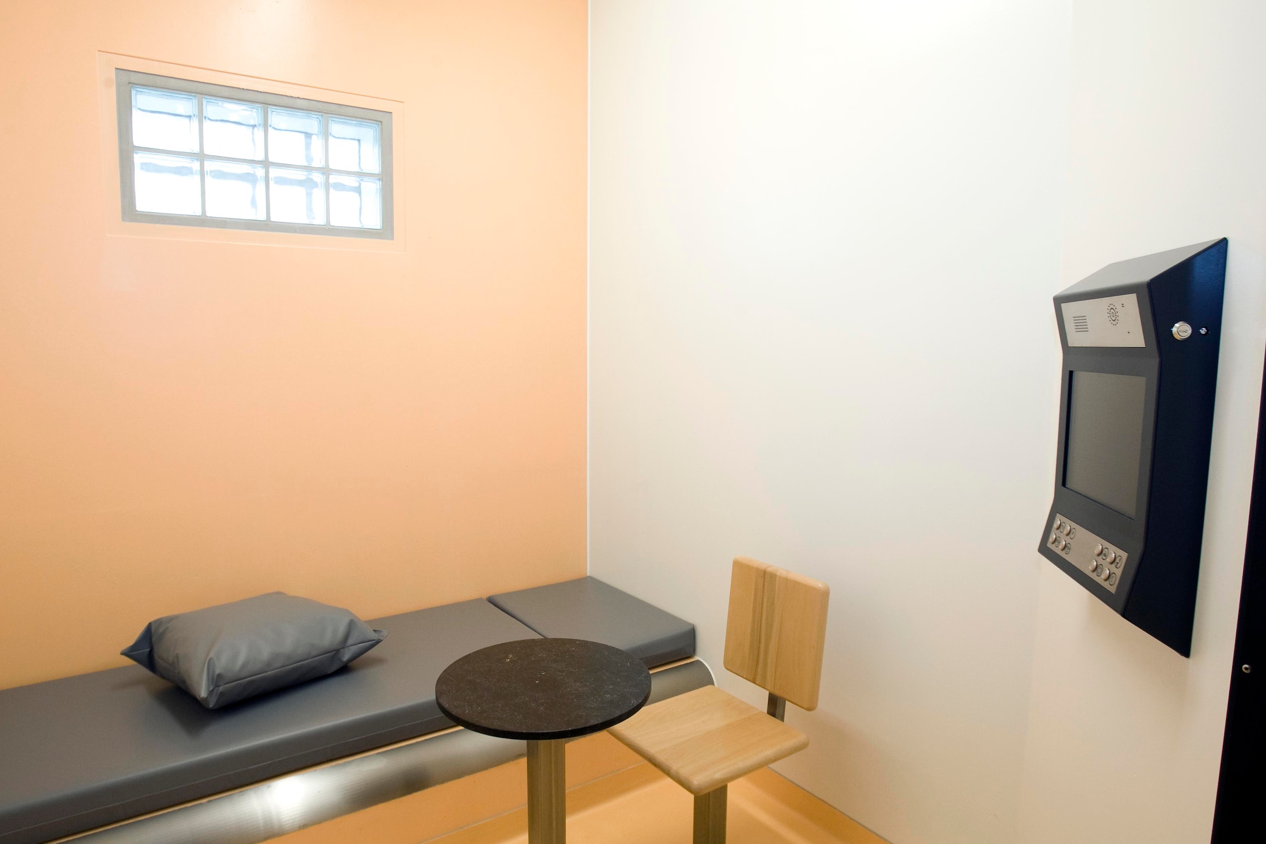 Gevangene kost in Nederland relatief veel: 250 euro per dag
