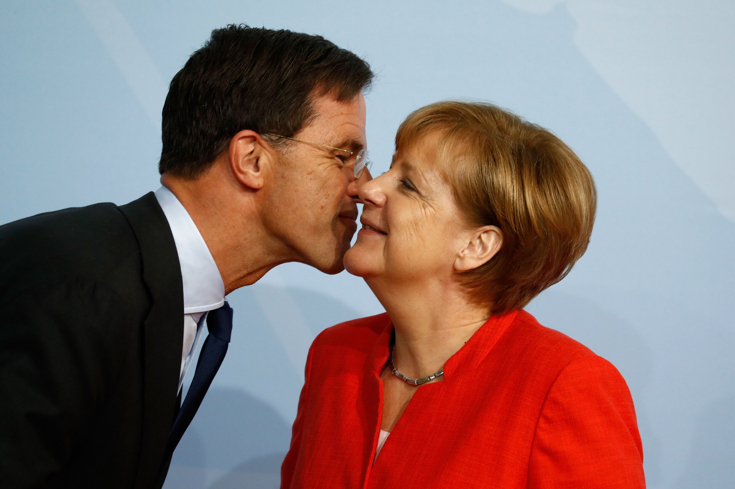 Politiek Europa beziet keizerin Merkel met een mengeling van wantrouwen en hoop