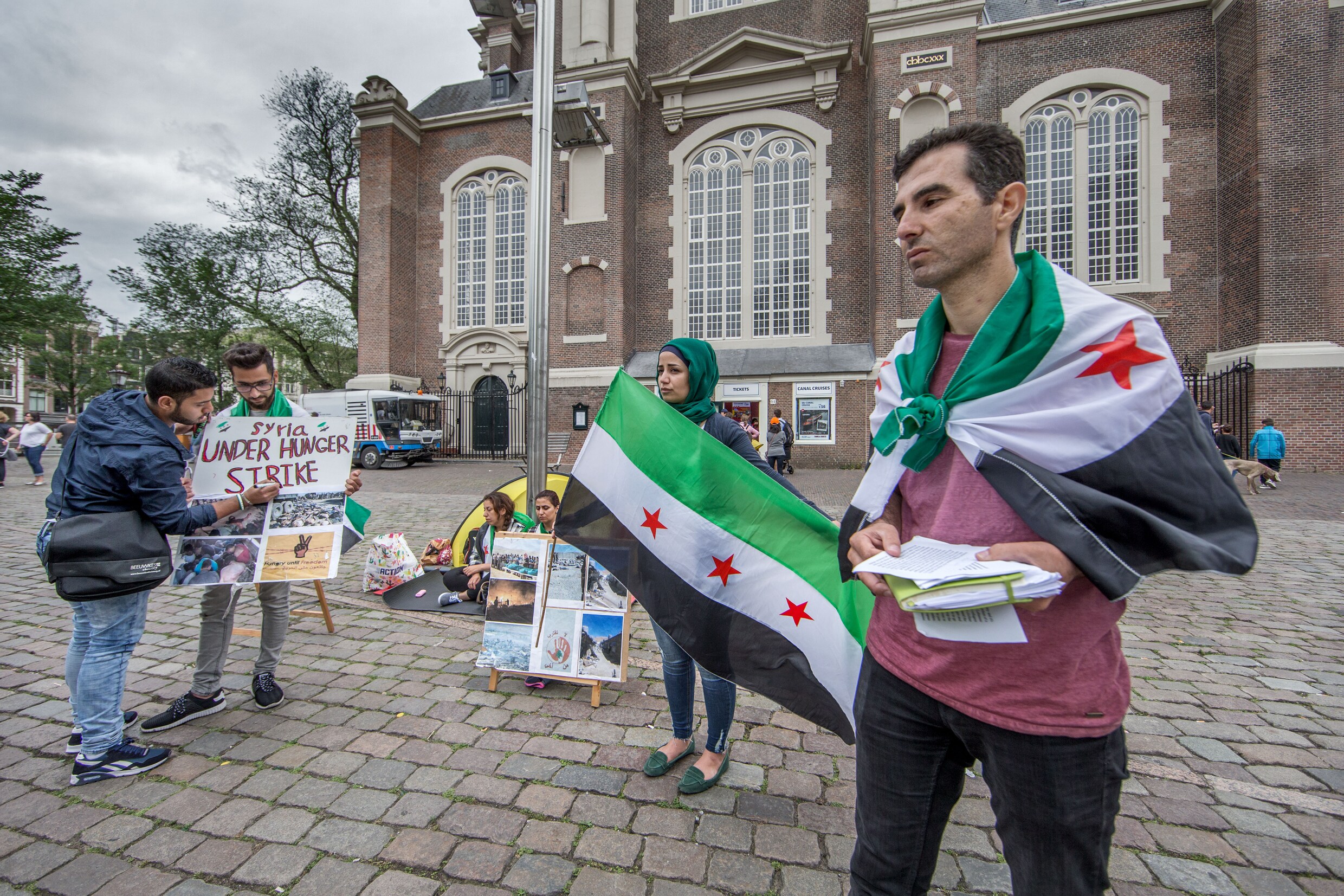 Syriërs bij de Westerkerk in Amsterdam zijn in hongerstaking om te protesteren tegen de wantoestanden in Libanese vluchtelingenkampen.