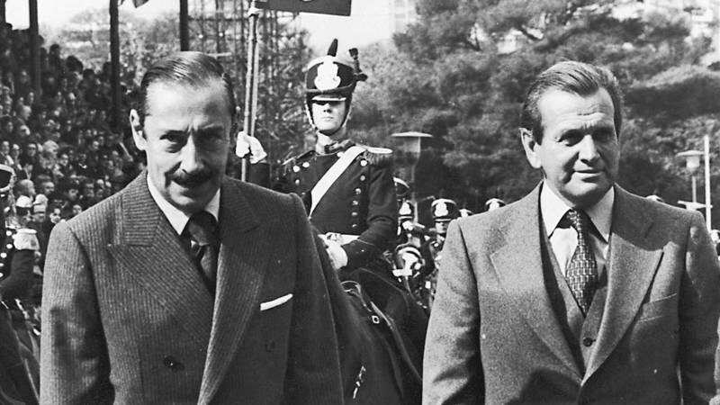 Generaal Jorge Rafael Videla (L) samen met de minister van minister van landbouw, Jorge Zorreguieta in Buenos Aires in augustus 1979.