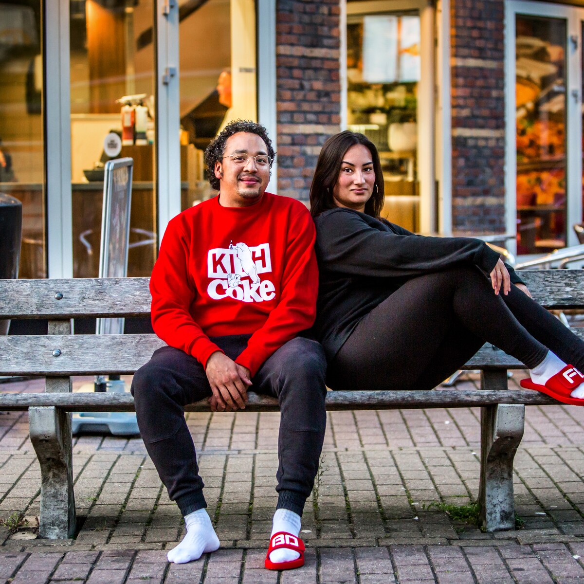Badslippers met witte sokken leuk en lekker fout Trouw