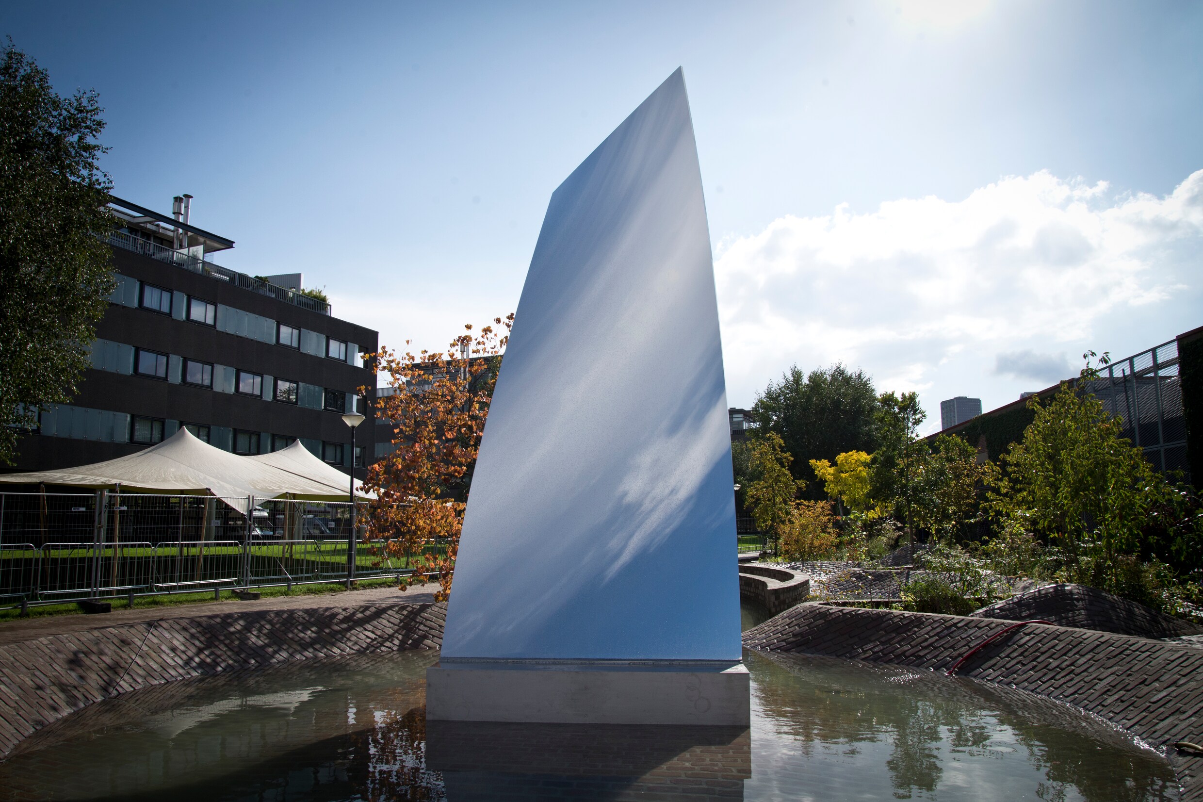 Een Hemelspiegel Van Anish Kapoor Voor een Vriendenprijsje Trouw