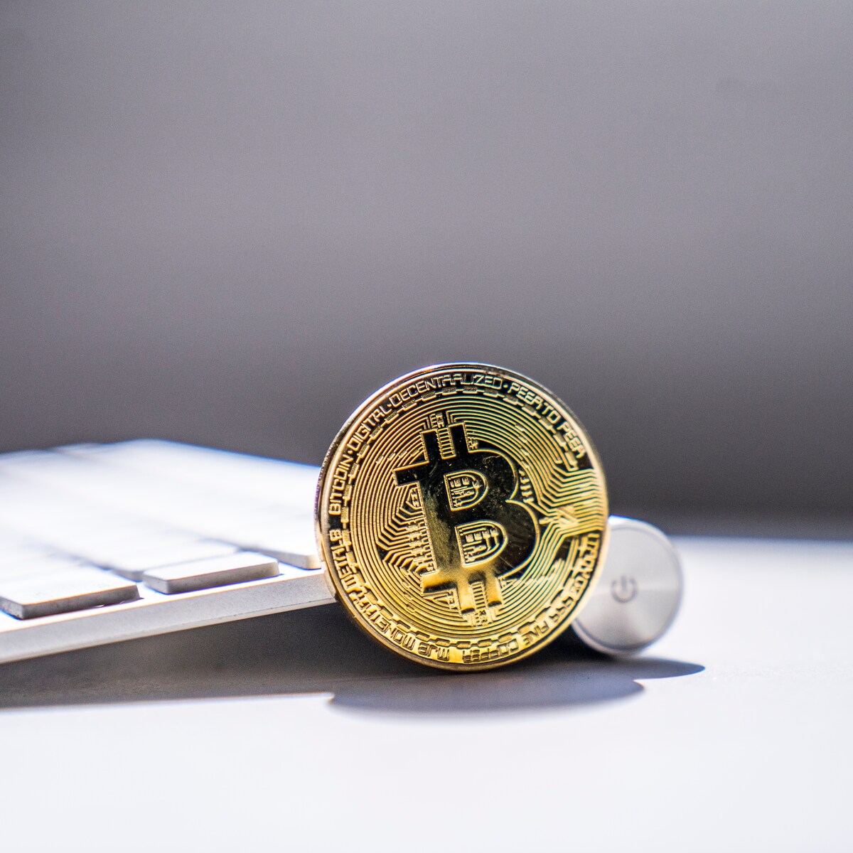 De koers van de bitcoin nadert de magische 10.000 dollar | Trouw