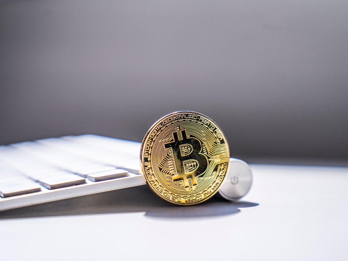 De koers van de bitcoin nadert de magische 10.000 dollar | Trouw