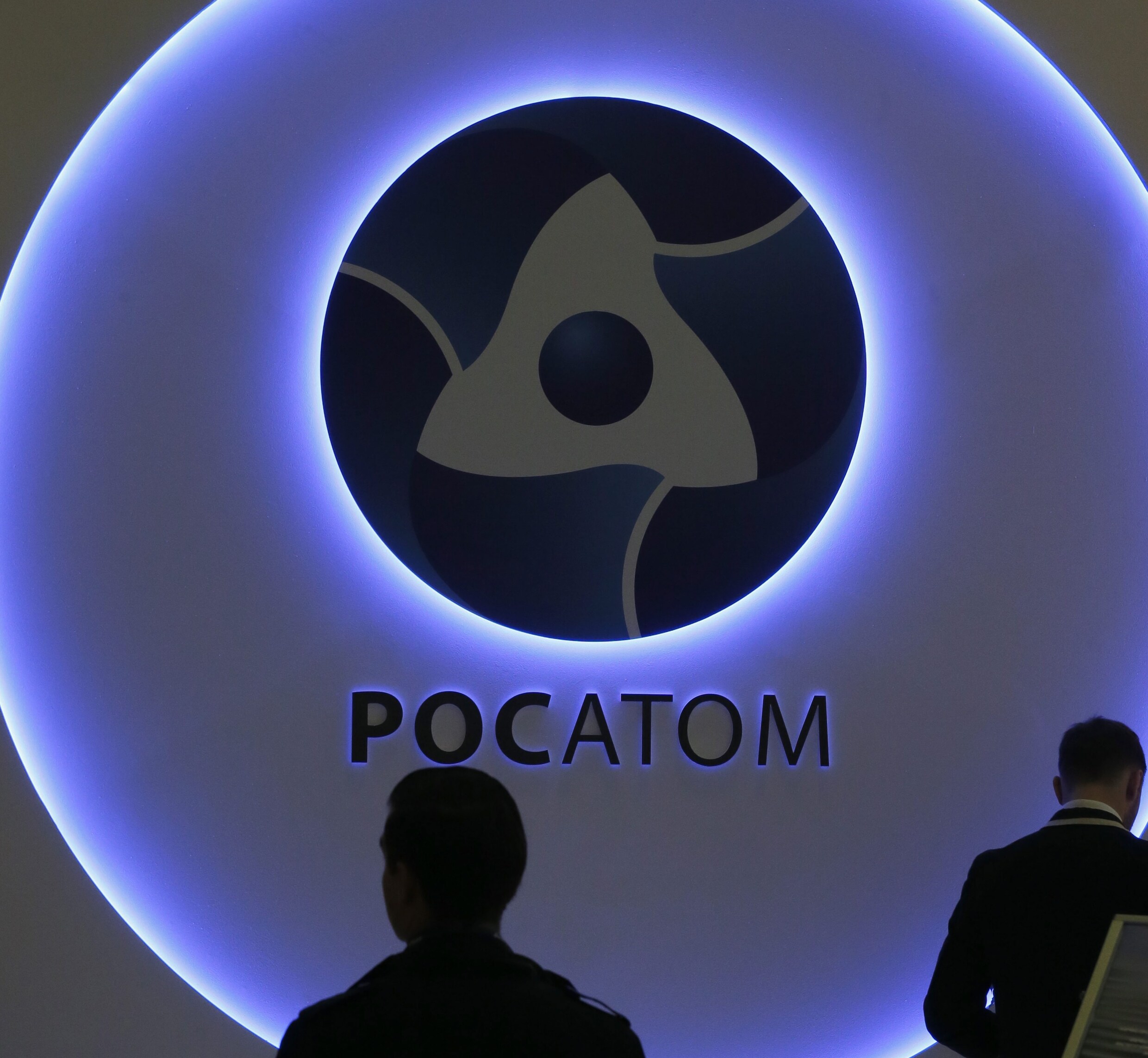 Logo van het Russische bedrijf Rosatom, waarvan een topman betrokken zou zijn bij de vergiftiging van oppositieleider Navalny. Een dochter van dit bedrijf mag zelf verblijfsvergunningen regelen in Nederland.