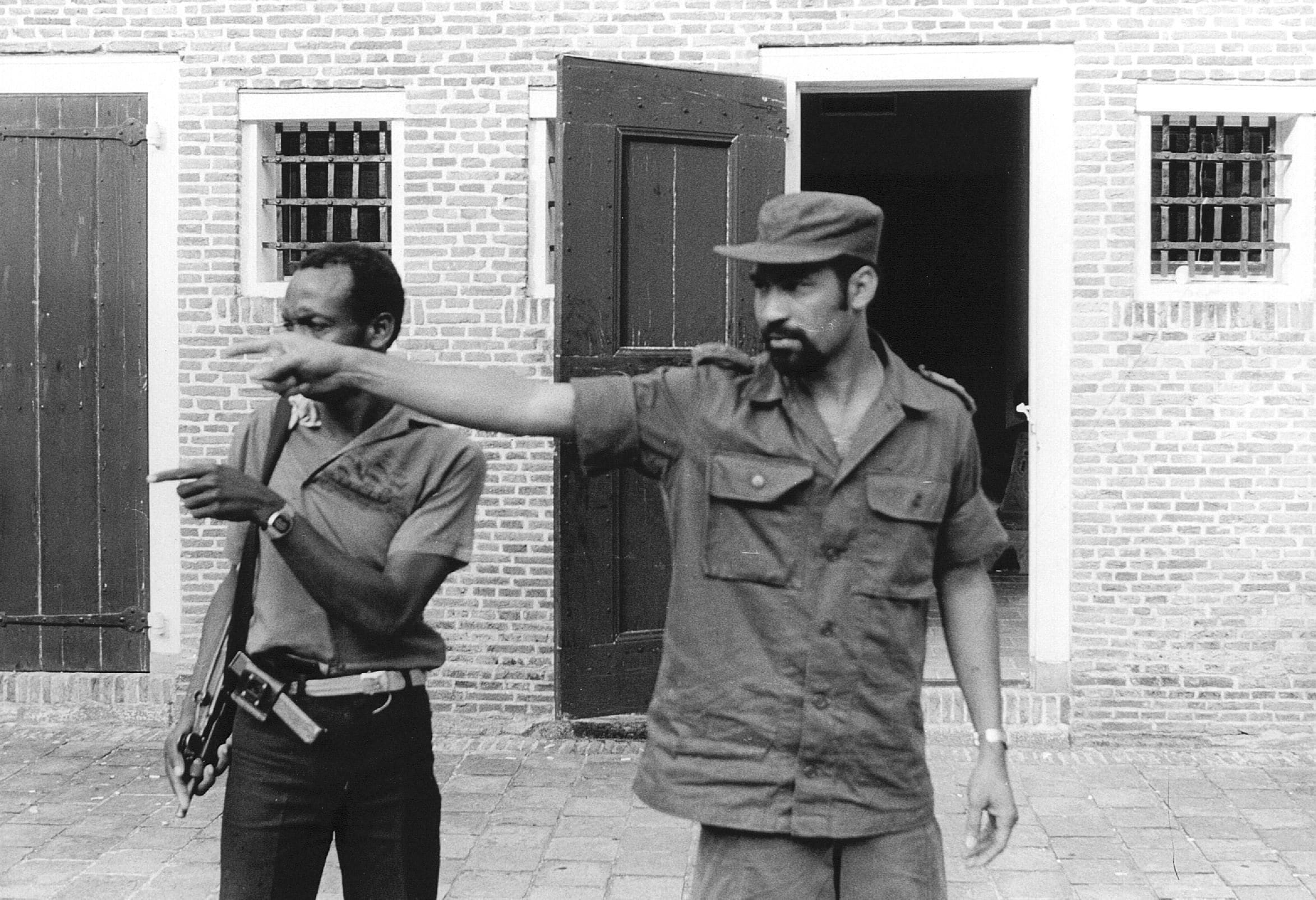 Plots werd ex-militair Edgar Ritfeld in Paramaribo van moord beticht ...