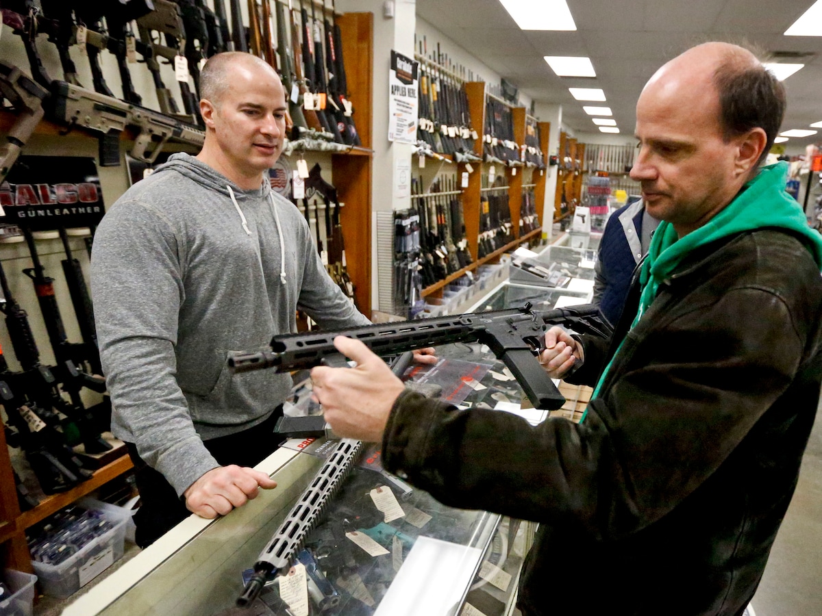 Een wapen in de keukenla is soms nodig | Trouw