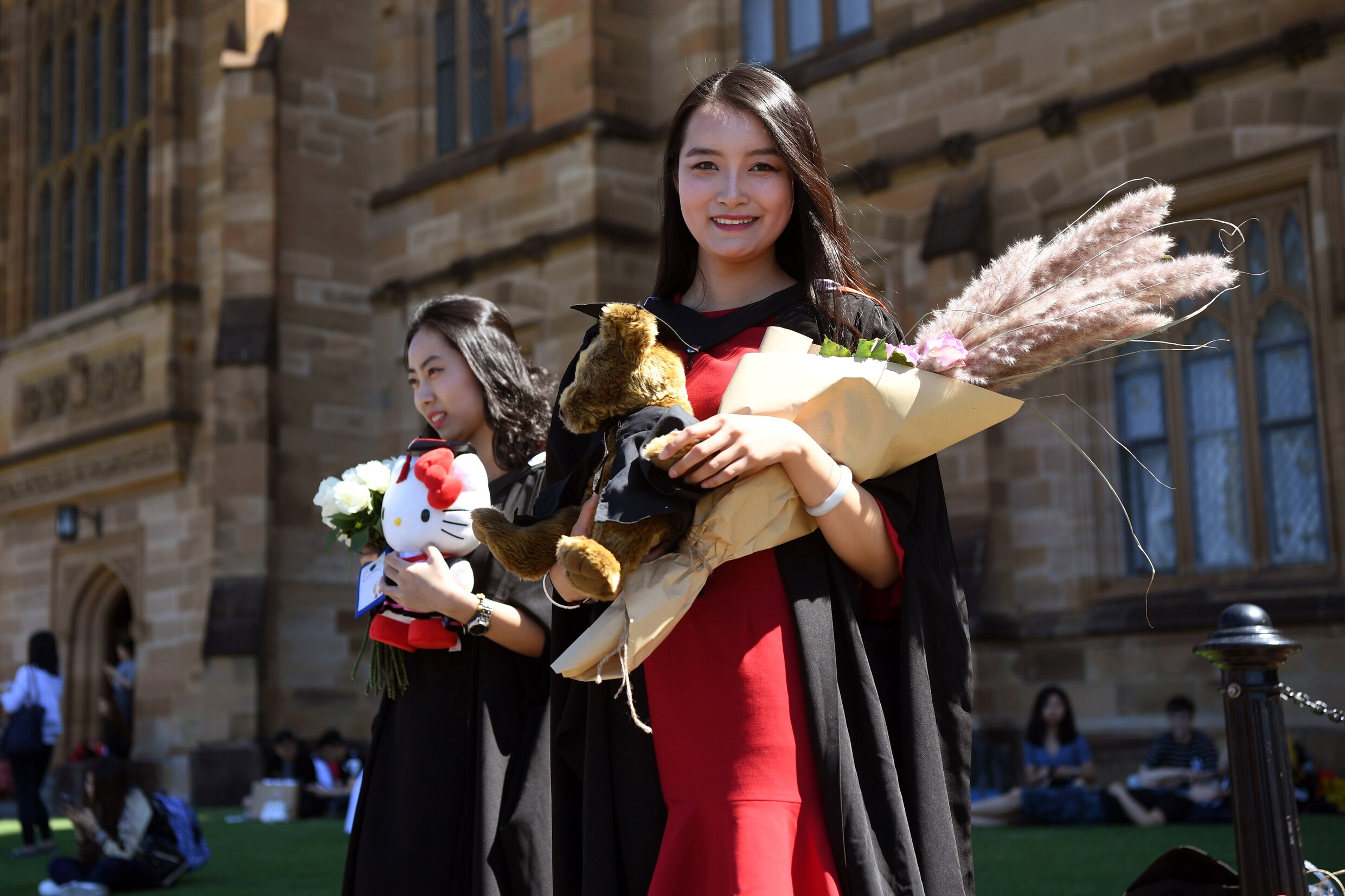Een Chinese studente (ze komt niet voor in het artikel) is afgestudeerd aan de universiteit van Sydney.
