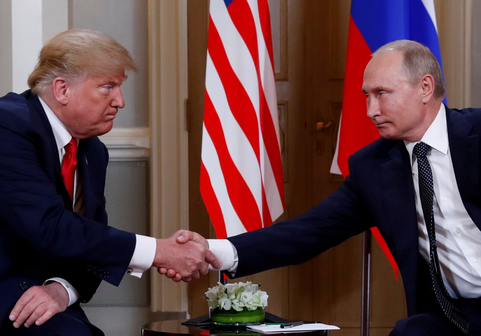 Top in Helsinki: Trump schurkt tegen Poetin aan