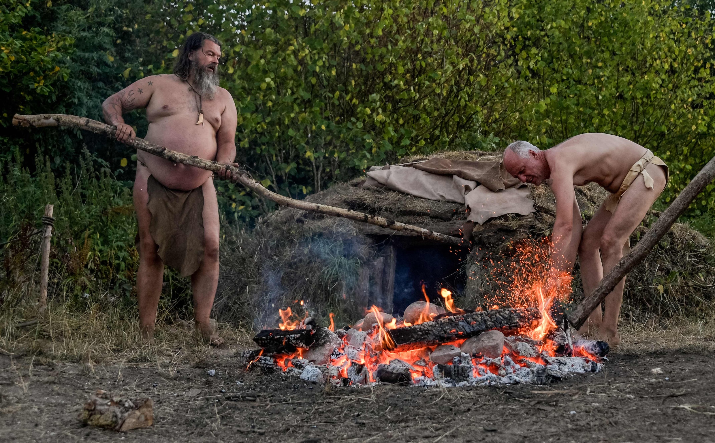 Medewerkers in een Steentijdpark in Duitsland in 2018. In dit park kunnen bezoekers prehistorische vaardigheden leren.