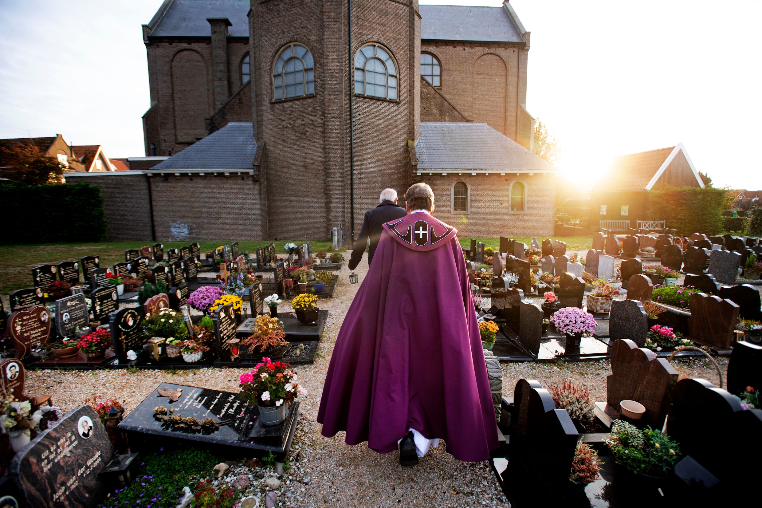 Tijdens Allerzielen leeft Volendam op het kerkhof