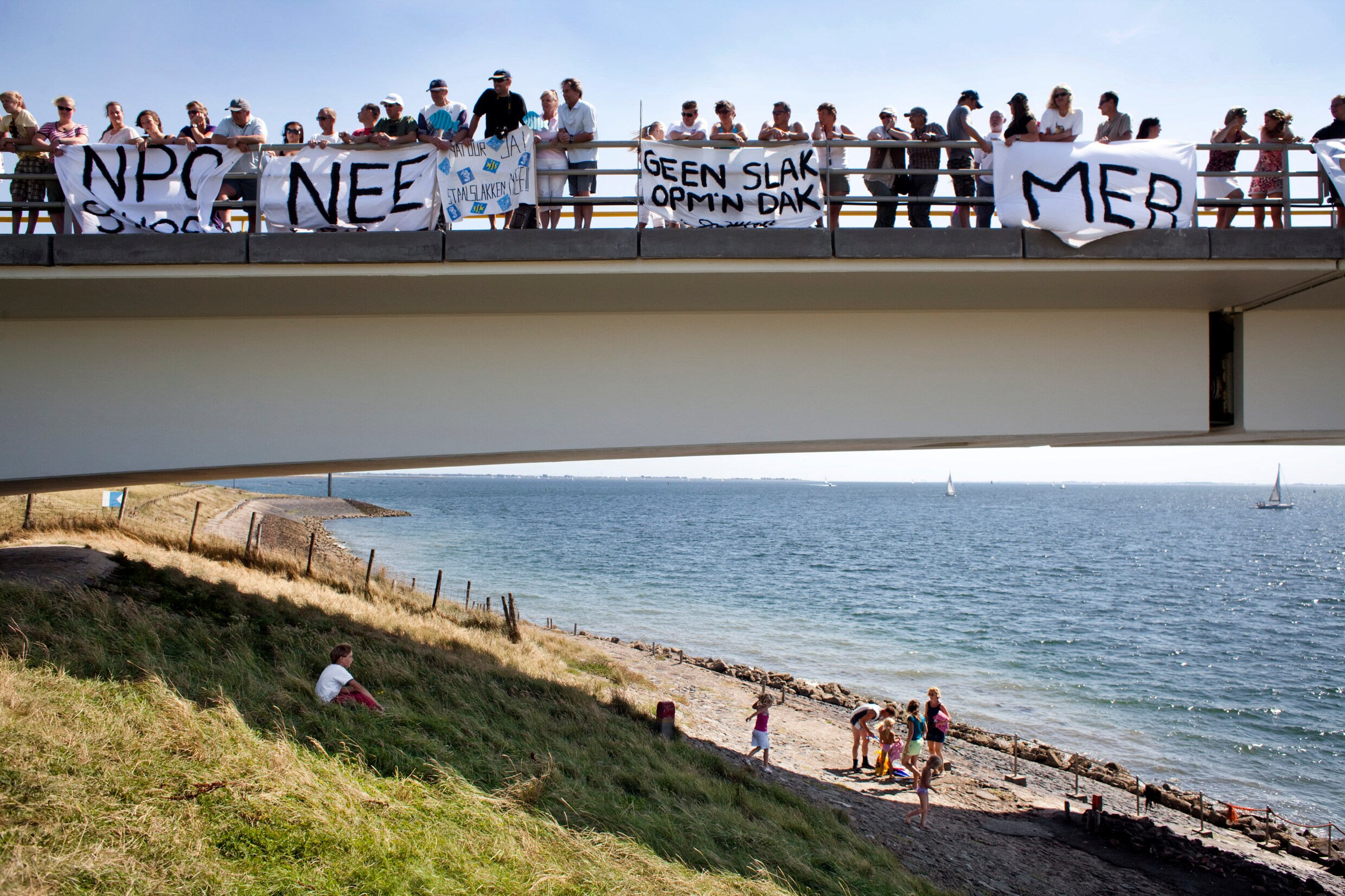 Leden van vissers- en duikersorganisaties demonstreerden al in 2009 tegen het gebruik van staalslakken door Rijkswaterstaat bij het versterken van de dijken van de Oosterschelde op de Zeelandbrug.