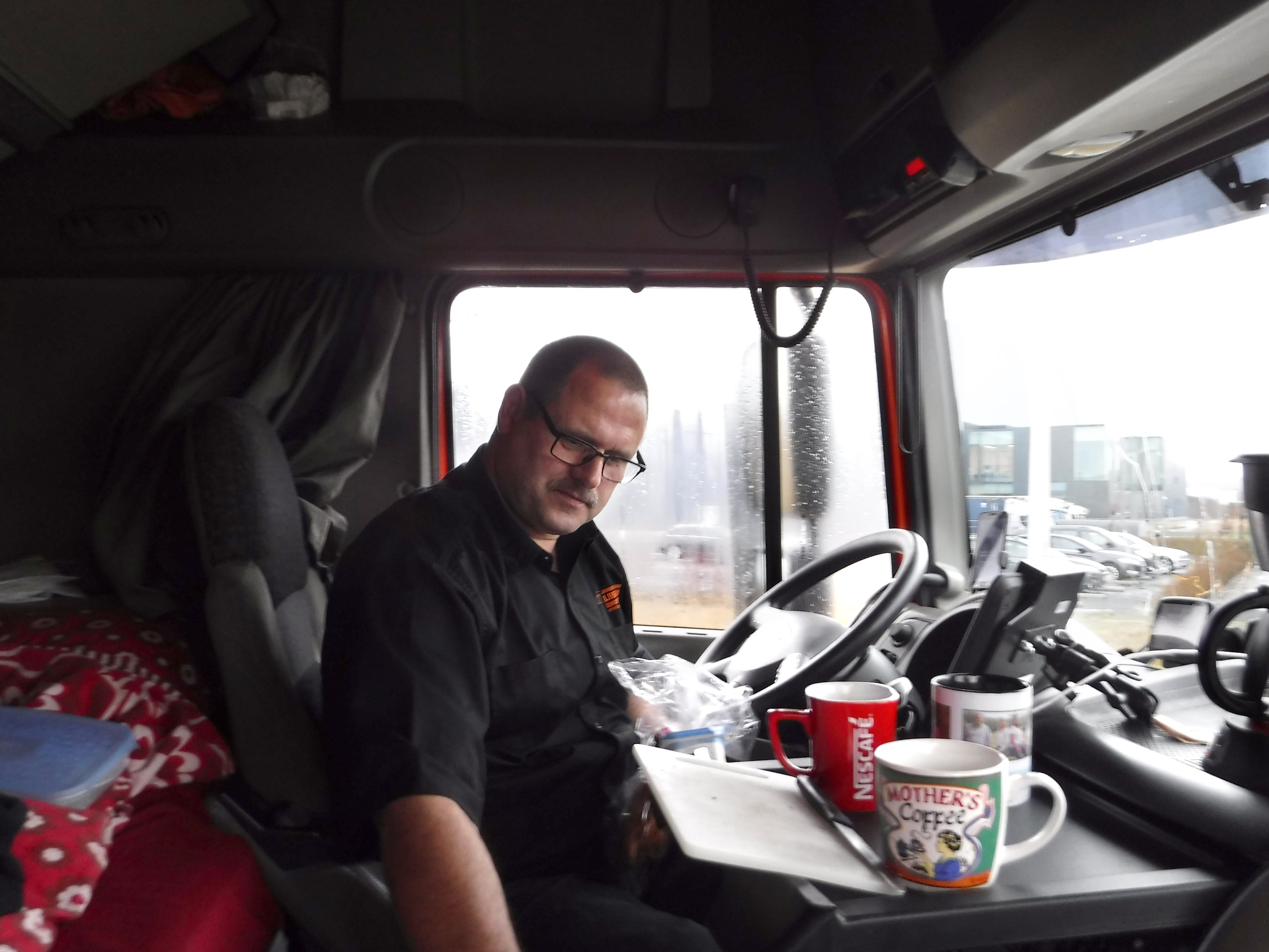 Vrachtwagenchauffeur Henry Overeem rijdt met het zweet in de handen naar  Calais | Trouw