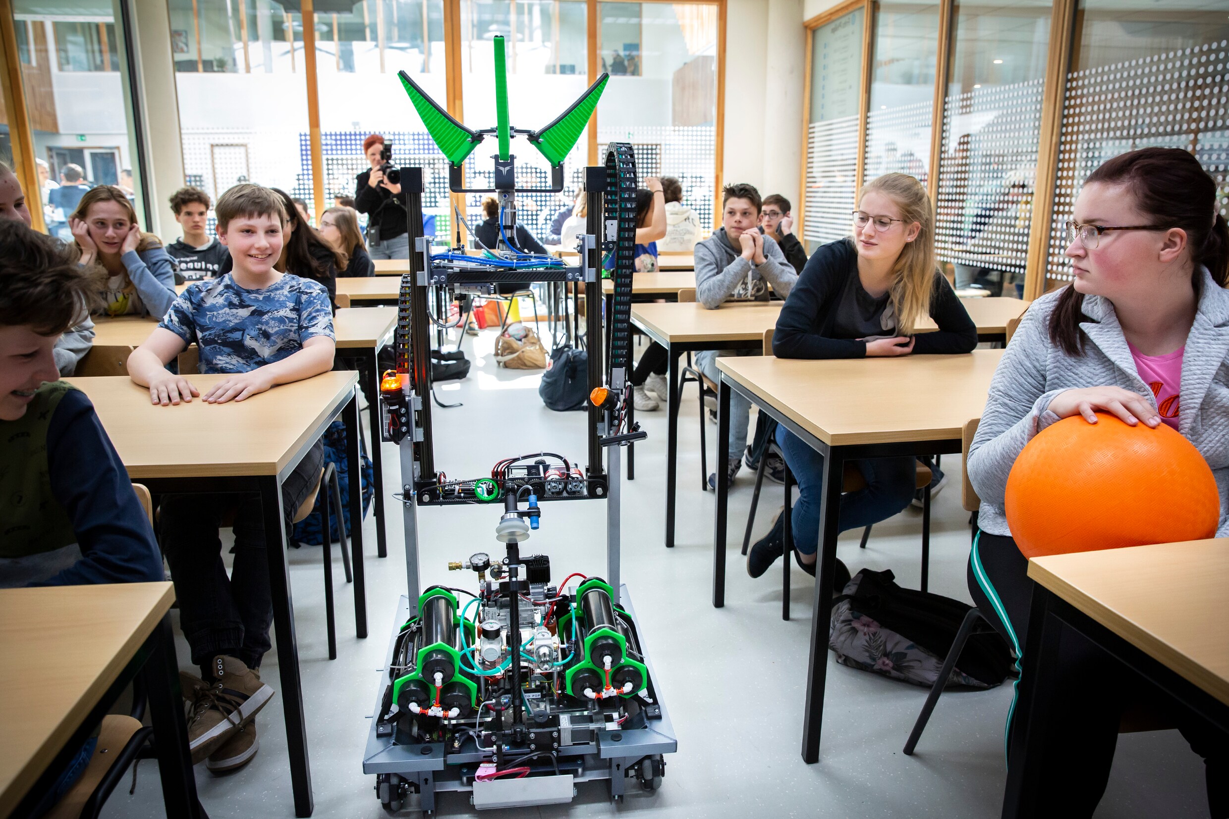 Rector Rob Schuurmans weet het zeker: Ooit staan er robots voor de klas ...
