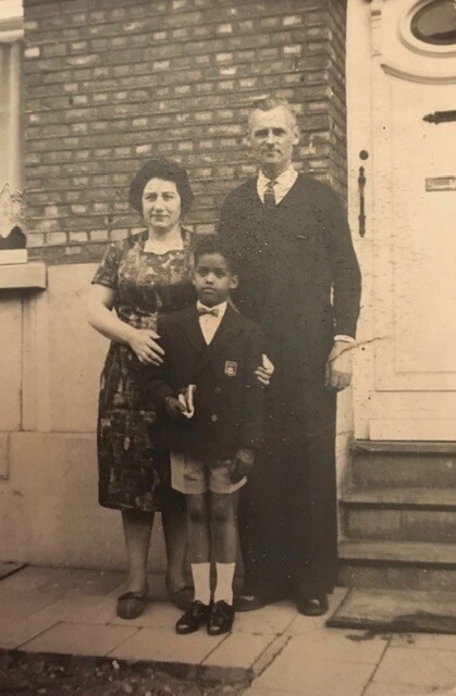 Jaak Albert met zijn pleegouders.