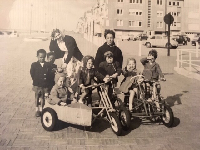 Met andere weeskinderen aan de Belgische kust (1960, Jaak Albert is de tweede van links).