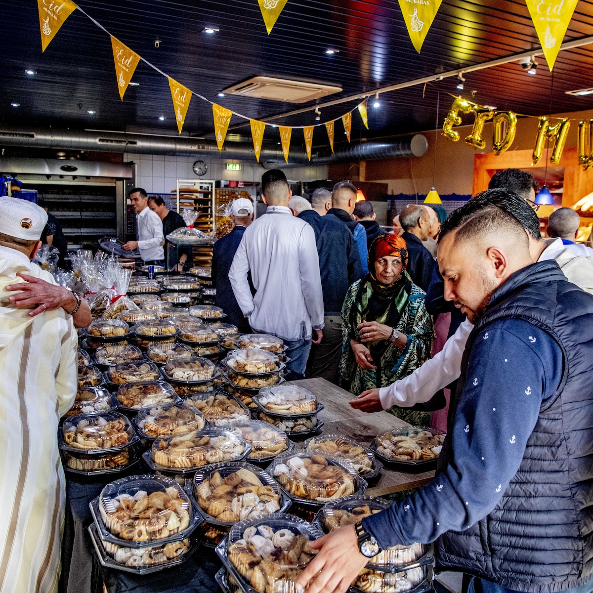 drukte-bij-de-rotterdamse-bakkerij-fes-tijdens-het-suikerfeest