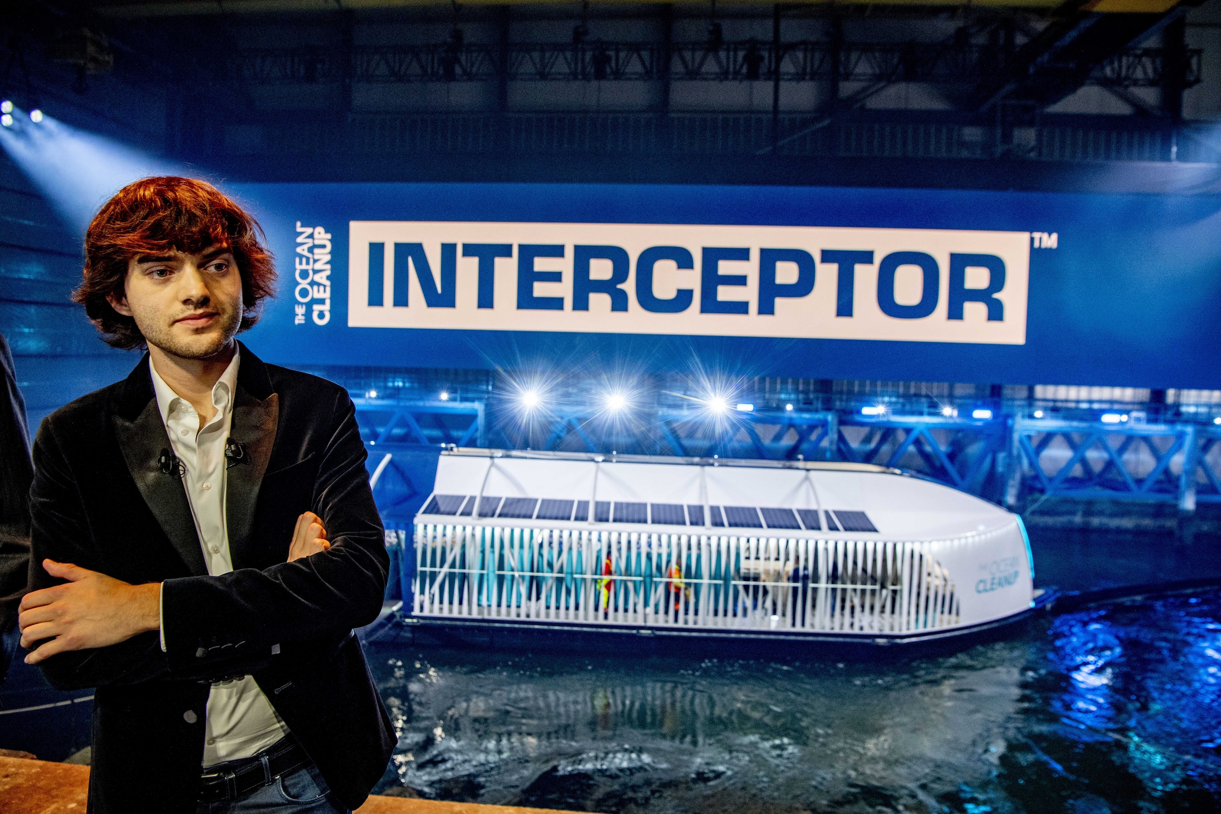 Boyan Slat vangt nu plastic uit rivieren, met de ‘Interceptor’ | Trouw