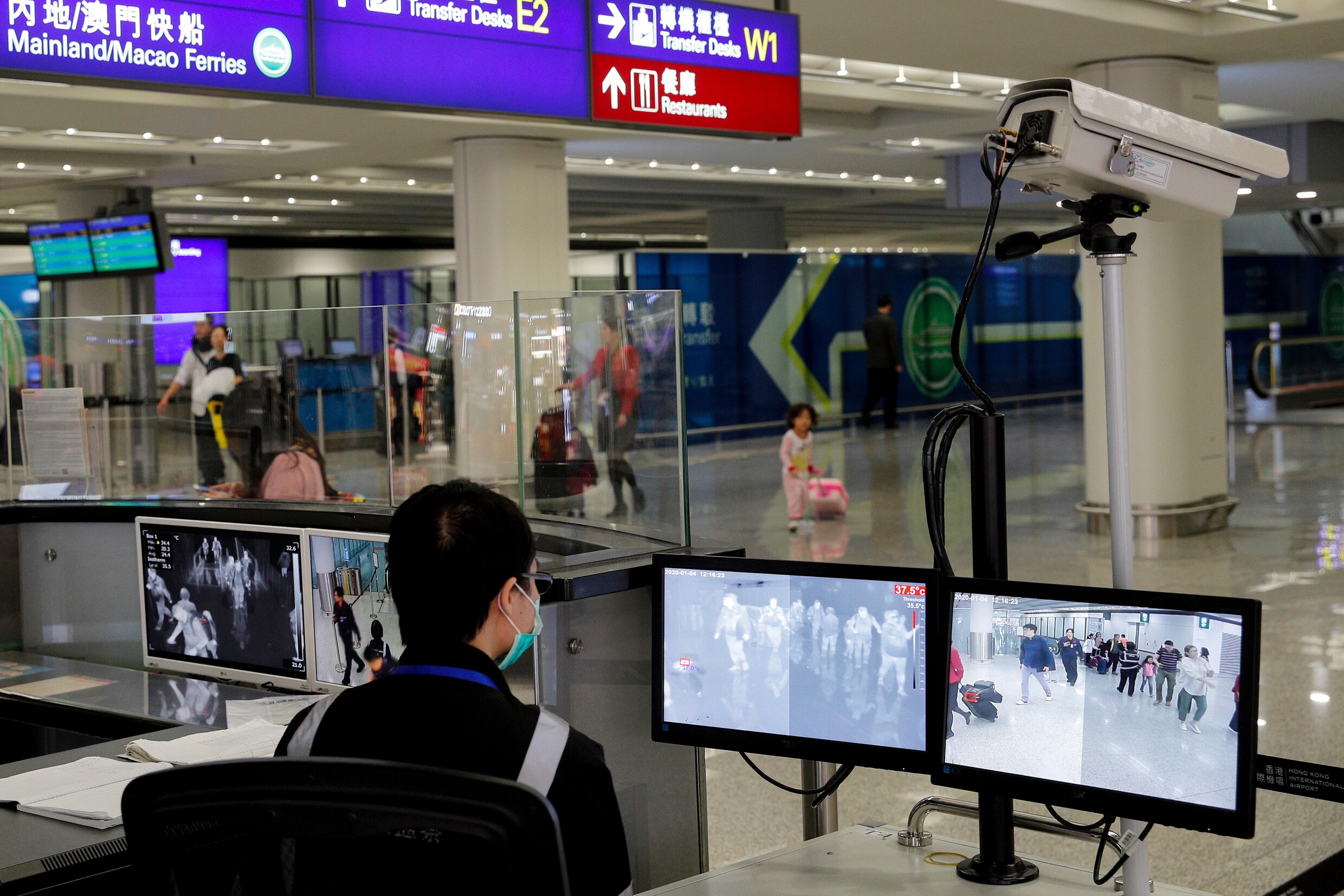 Op de luchthaven van Hongkong worden al passagiers gescreend op het virus uit China.