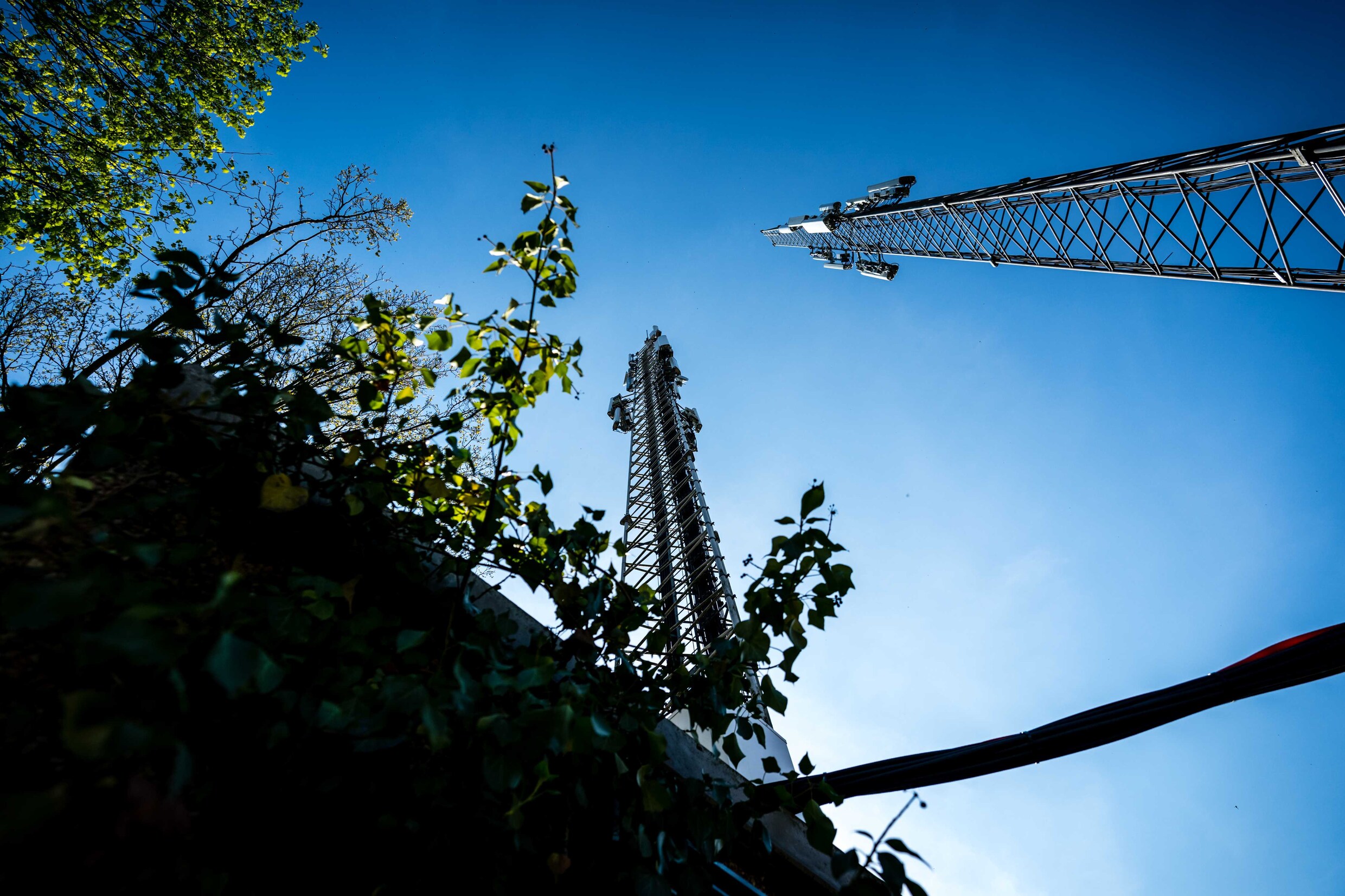 In Nuenen is een noodzendmast neergezet naast de vaste zendmast die door brand vernield is.