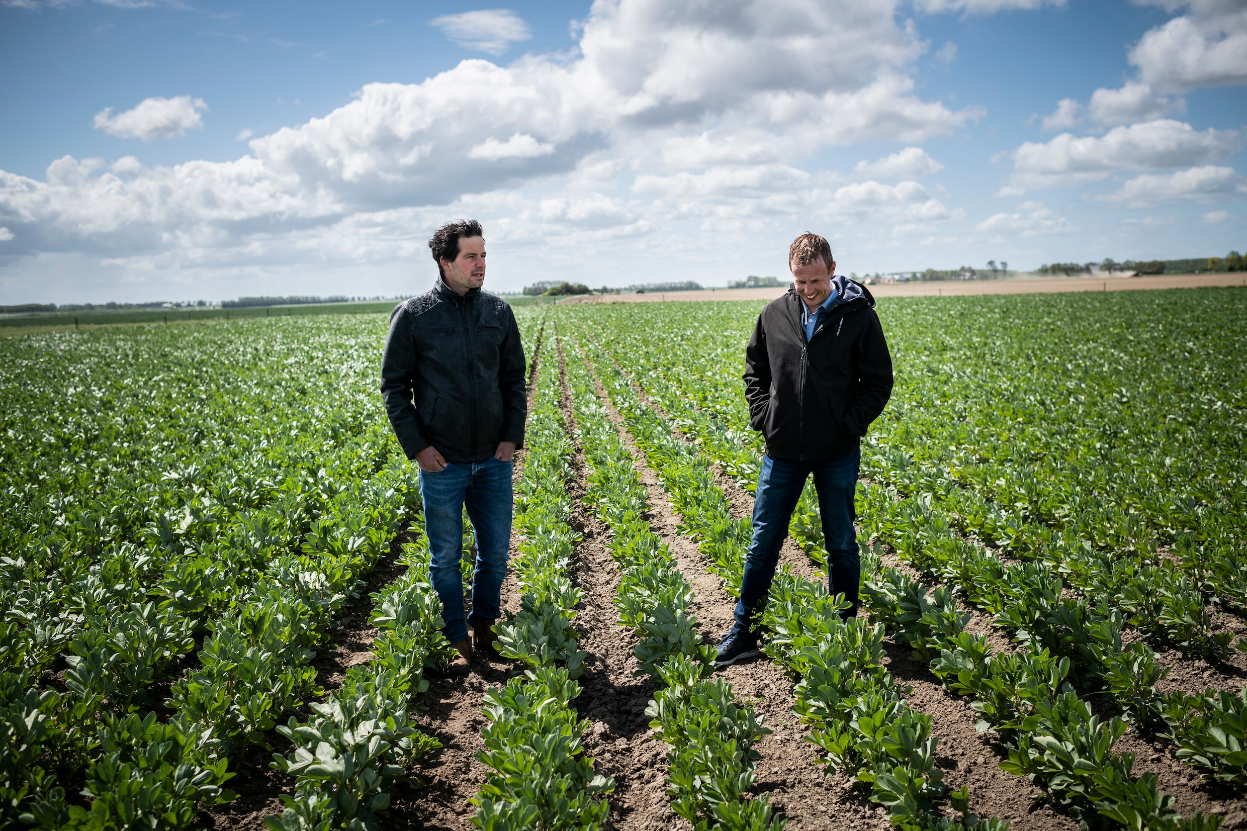 Twee van de drie boeren, IJsbrand de Weerd (links) en Ben van Tilburg, die het beheer van het voormalige verzorgingstehuis op zich hebben genomen.