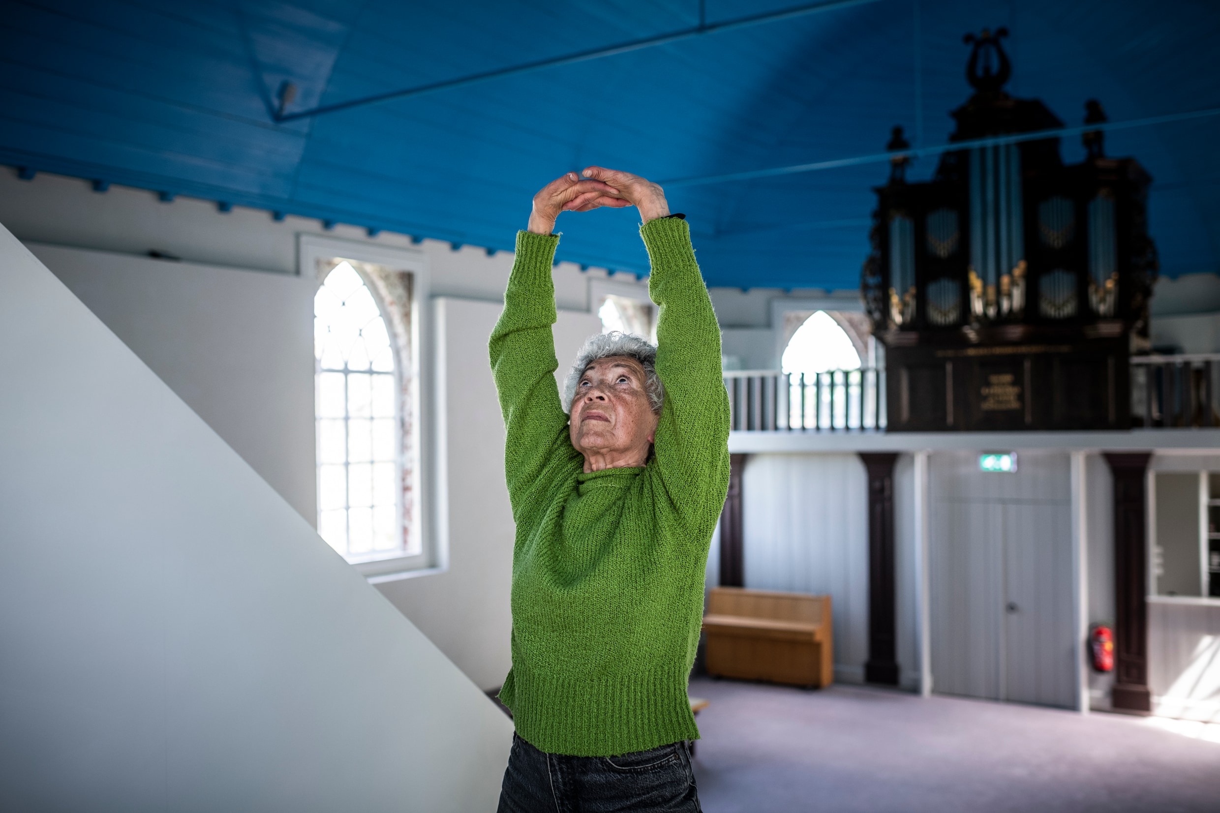 Yogajuf Hanna van der Linden verliet Amsterdam voor Kloosterburen.