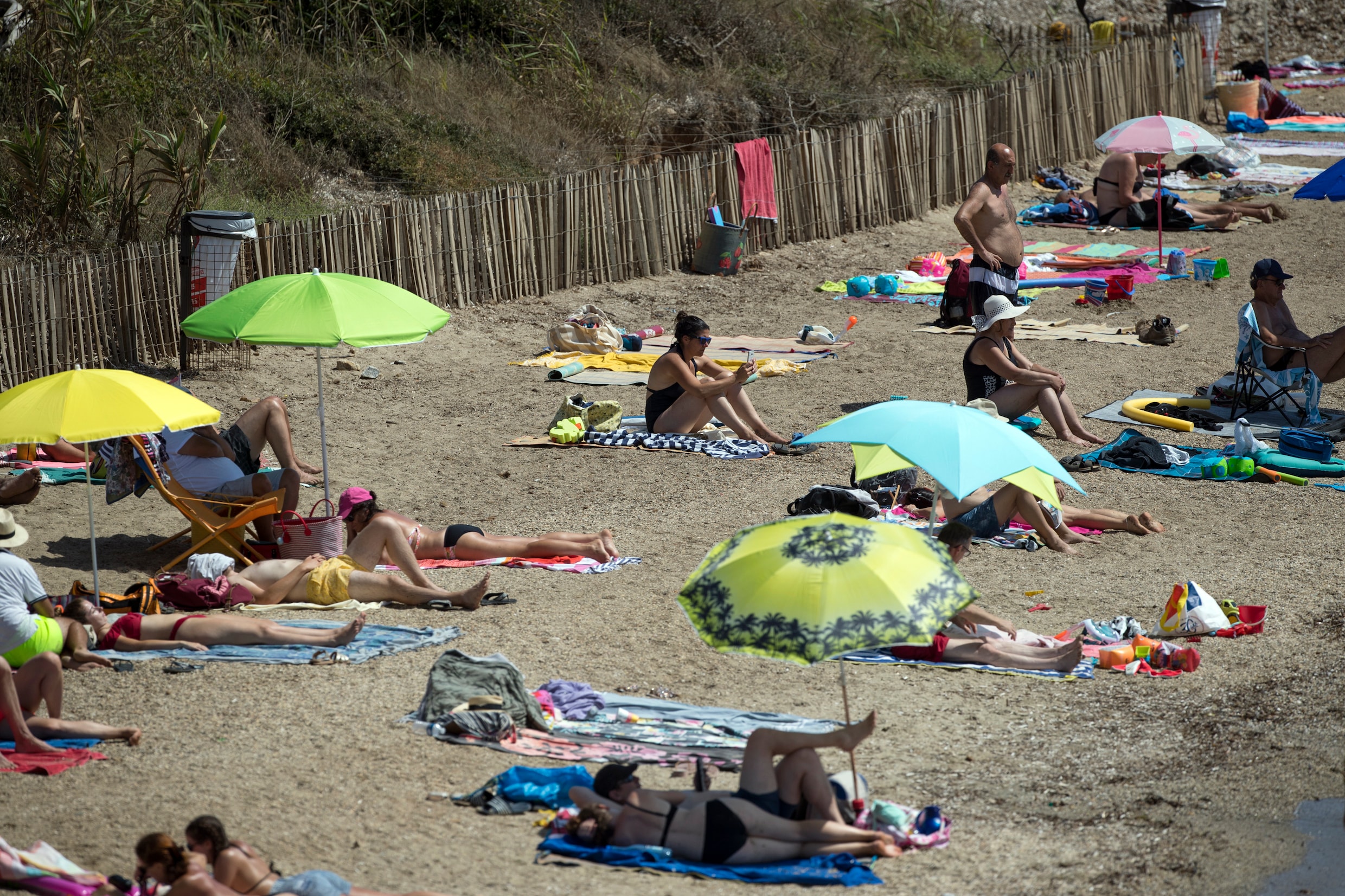 Na heel wat ophef zijn de blote borsten op Franse stranden gered | Trouw