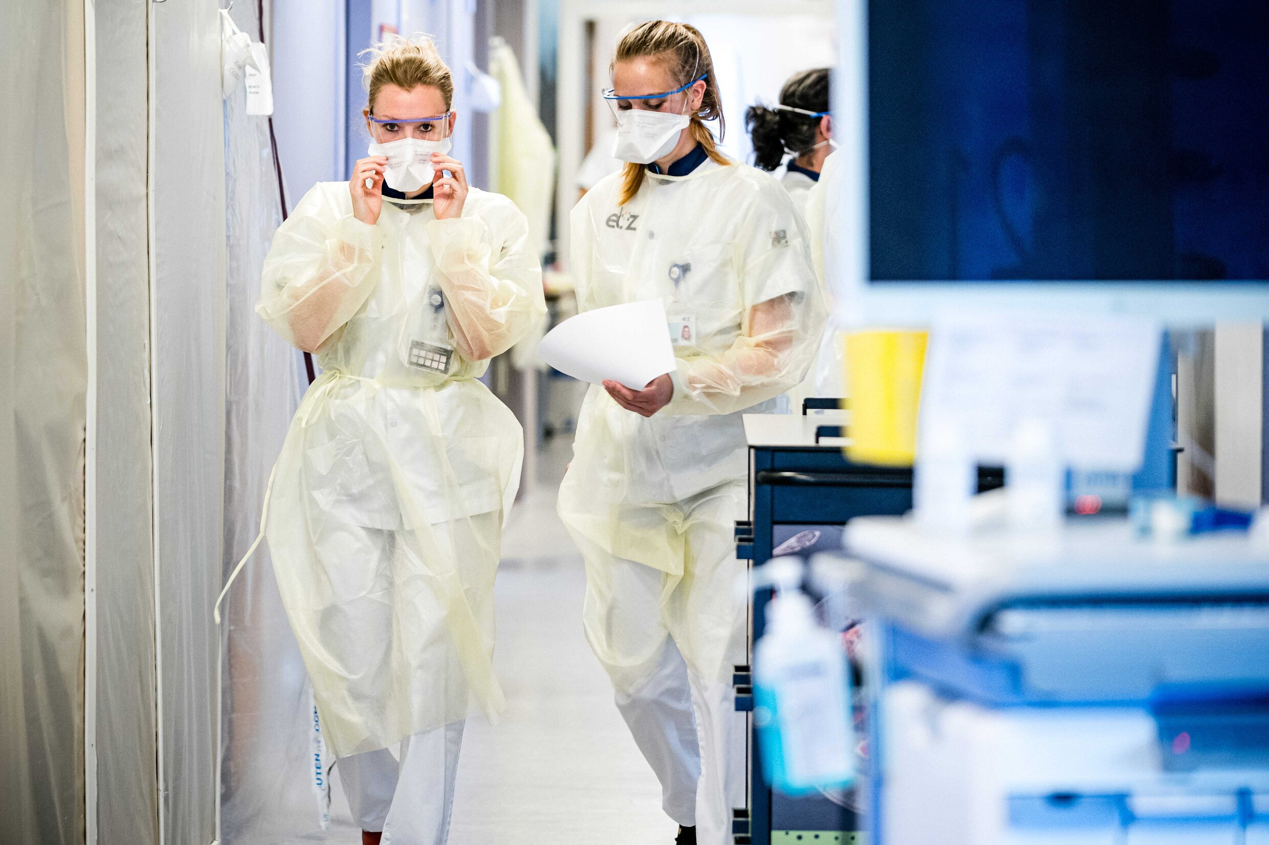 Verpleegsters op de cohortafdeling van het Elisabeth TweeSteden Ziekenhuis tijdens de uitbraak in 2020.