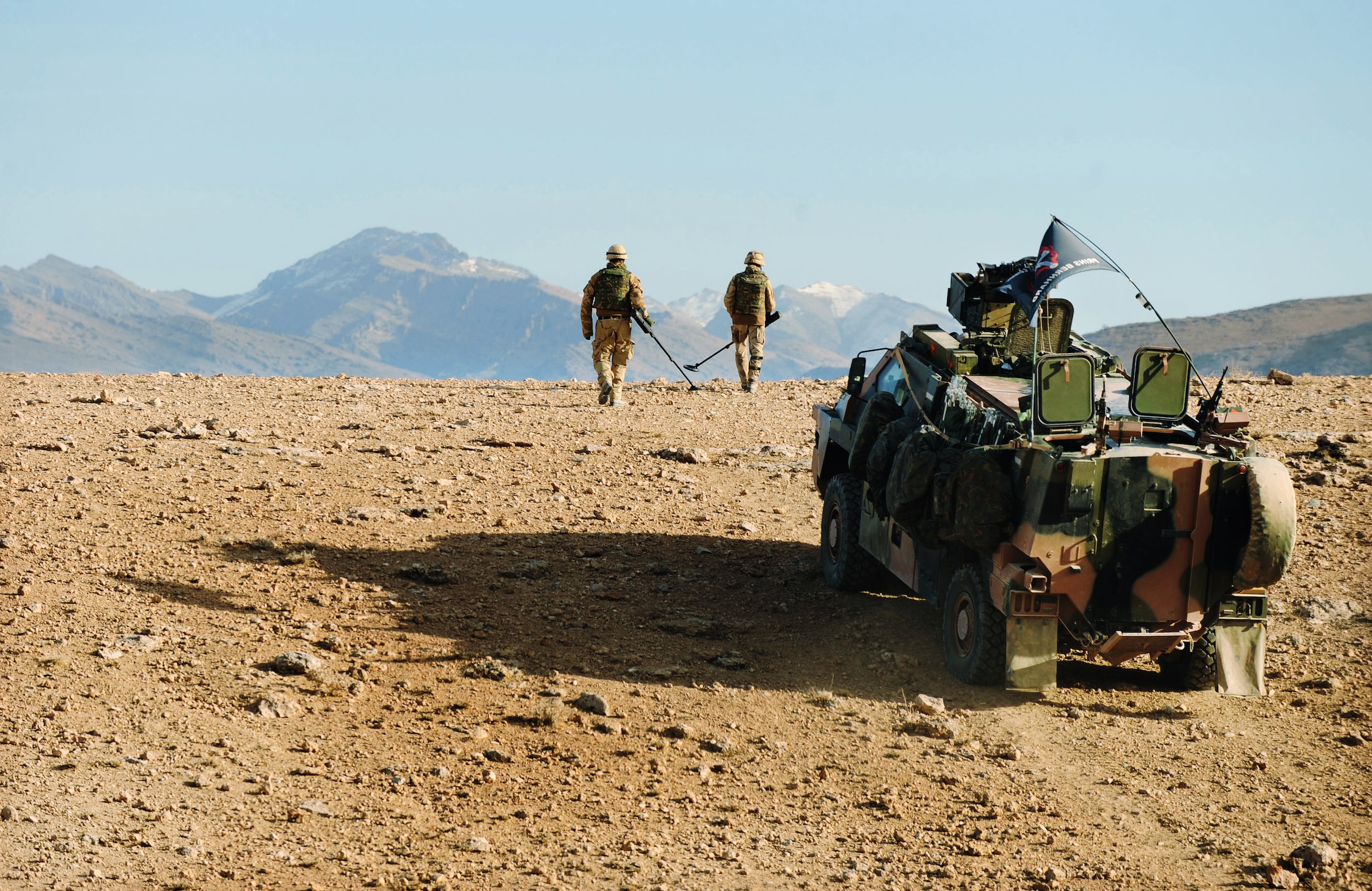 Nederlandse soldaten speuren naar explosieven in Afghanistan. (Archiefbeeld uit 2010)