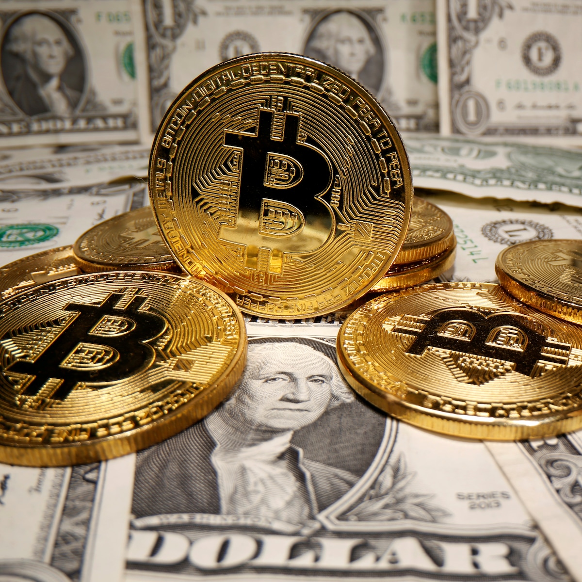 De koers van de bitcoin blijft stijgen. Dit is waarom je er (niet) in moet  investeren | Trouw