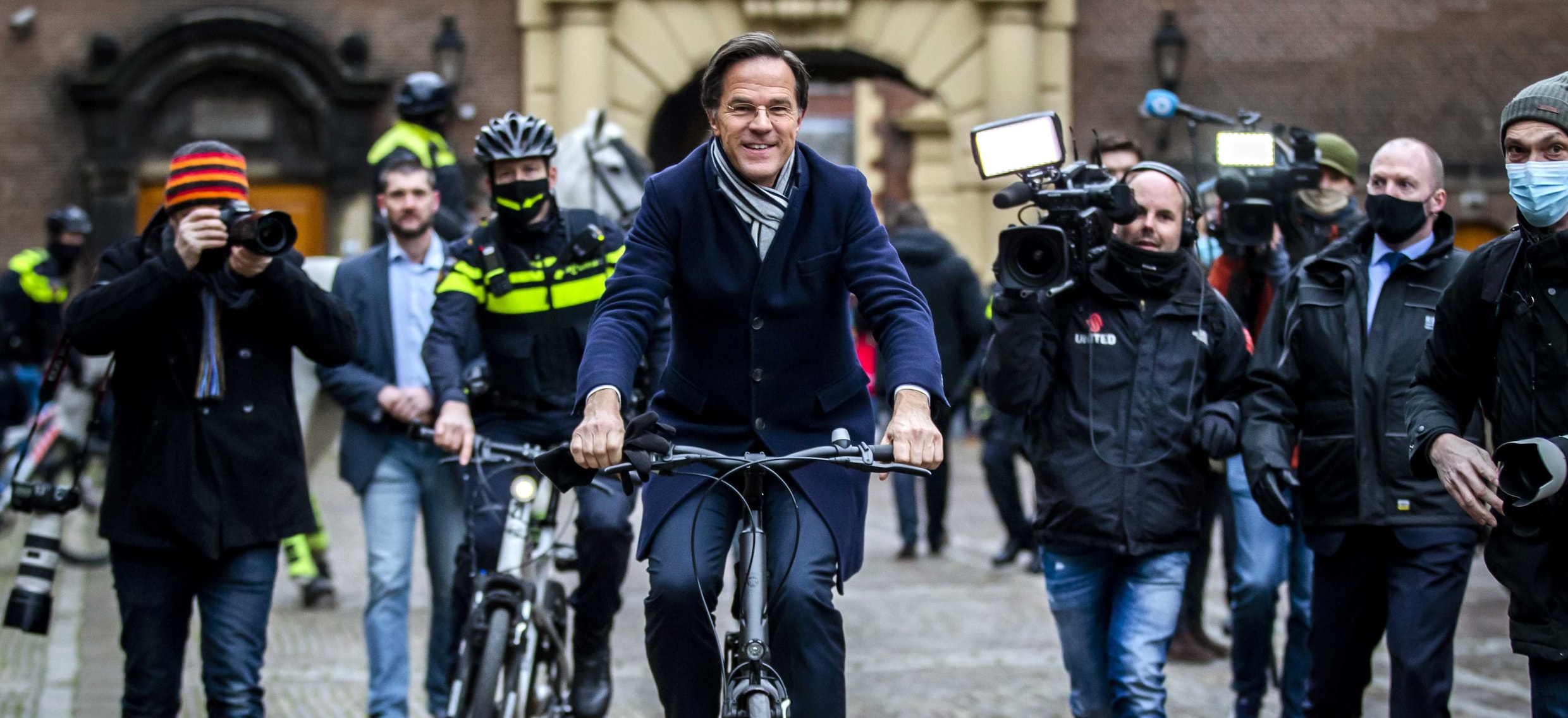 Aan de ongedwongen wijze waarop Rutte zich door Den Haag voortbeweegt ...
