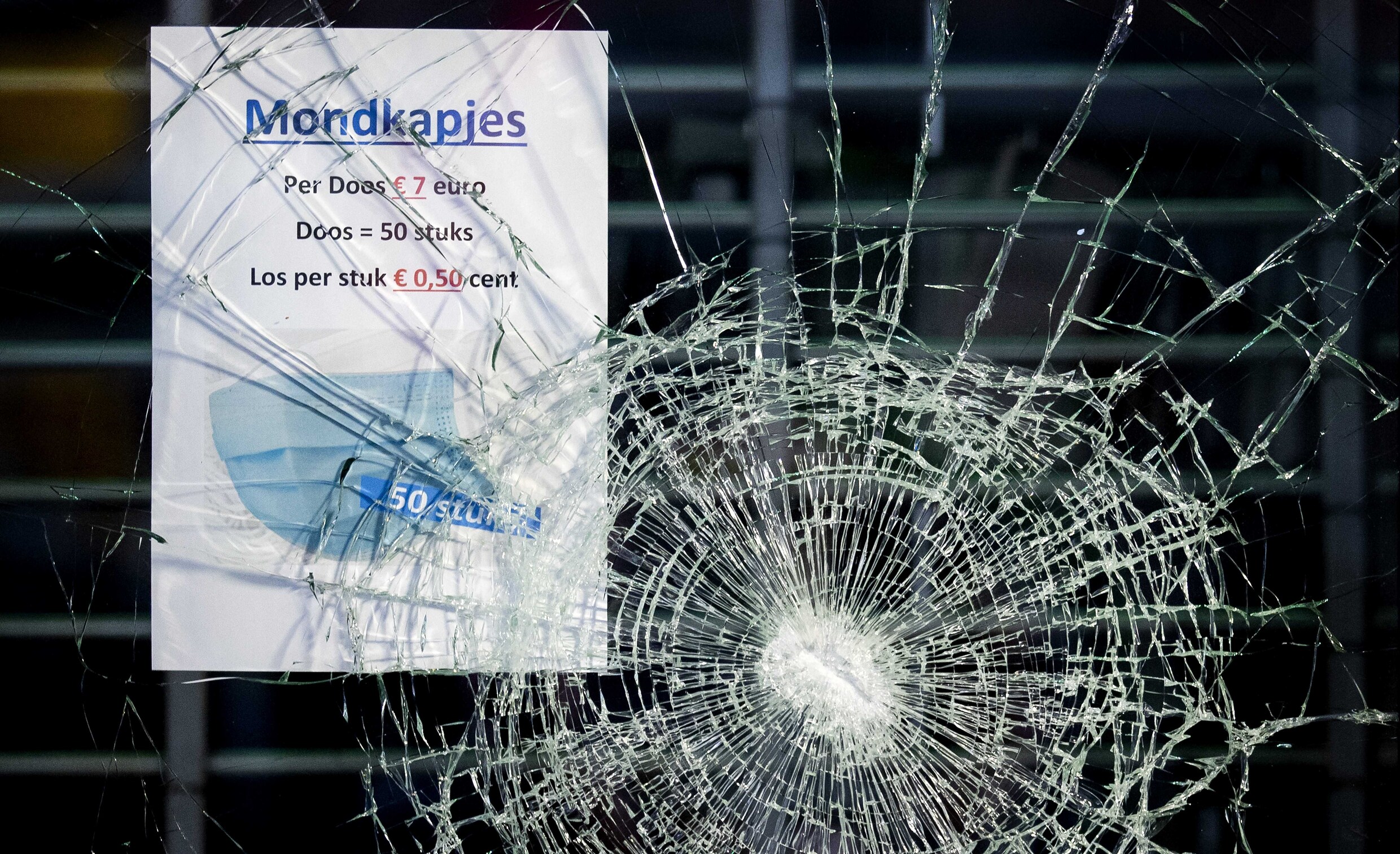 Het Verbond van Verzekeraars schat de totale schade van de avondklokrellen op één miljoen euro.