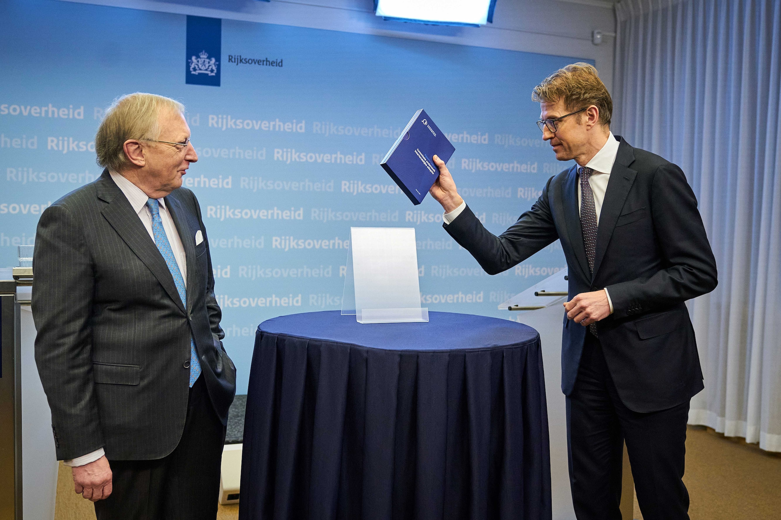 Commissievoorzitter Tjibbe Joustra overhandigt het eindrapport van de Commissie onderzoek interlandelijke adoptie aan Sander Dekker, demissionair minister voor rechtsbescherming.