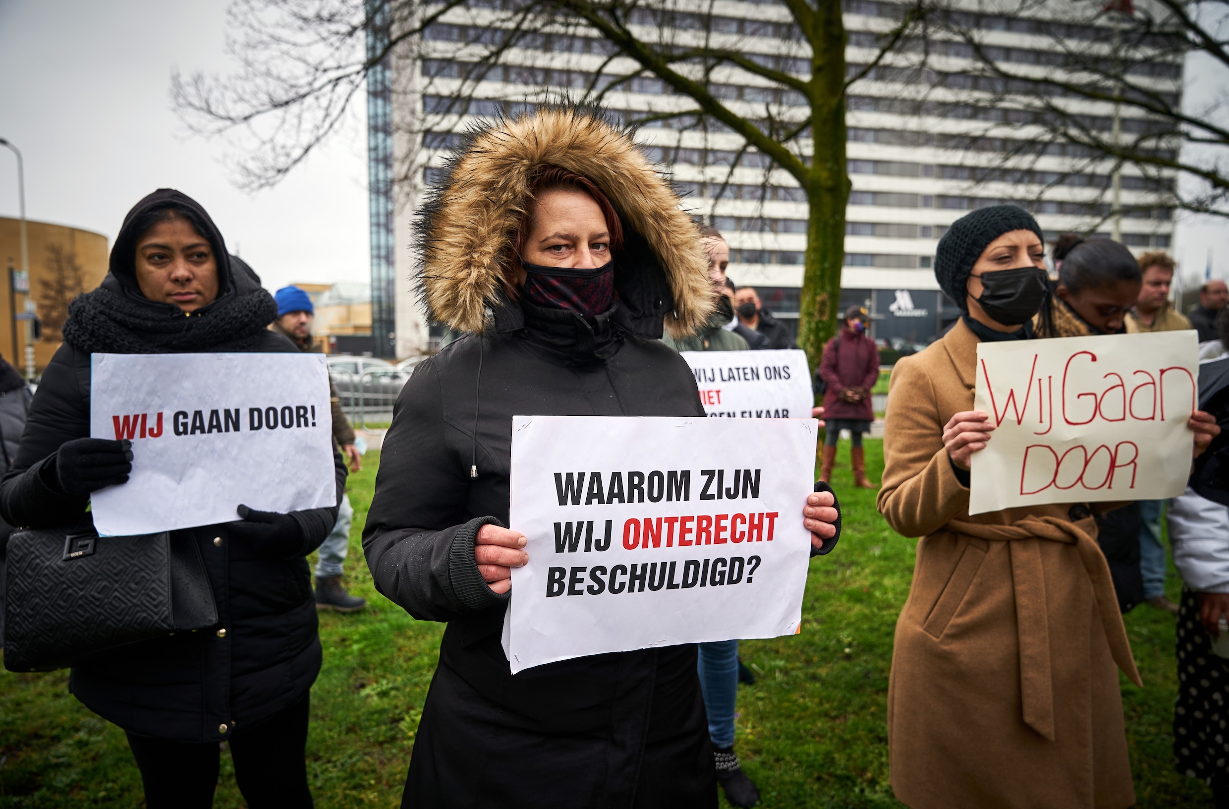 Gedupeerde ouders staan begin dit jaar voor het Catshuis voor een gesprek met premier Rutte en minister Hoekstra over de toeslagenaffaire. De ouders zijn onterecht aangemerkt als fraudeur en moeten tienduizenden euro's kinderopvangtoeslag terugbetalen.