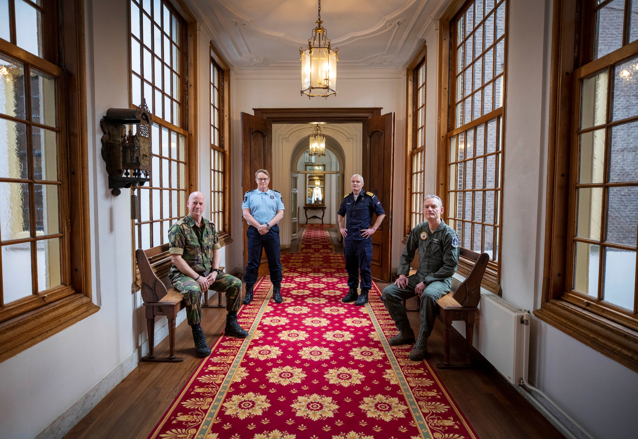 De militaire top van Defensie, van links naar rechts. Luitenant-generaal Martin Wijnen, commandant landstrijdkrachten. Luitenant-generaal Hans Leijtens, commandant Koninklijke Marechaussee. Viceadmiraal Rob Kramer, commandant zeestrijdkrachten. Luitenant-generaal Dennis Luyt, commandant luchtstrijdkrachten.