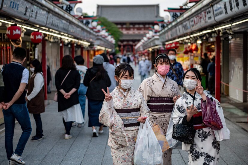 In Japan is het gebruik van mondkapjes wijdverbreid, maar met vaccins, en dan vooral de bijwerkingen, hebben hebben Japanners slechte ervaringen.