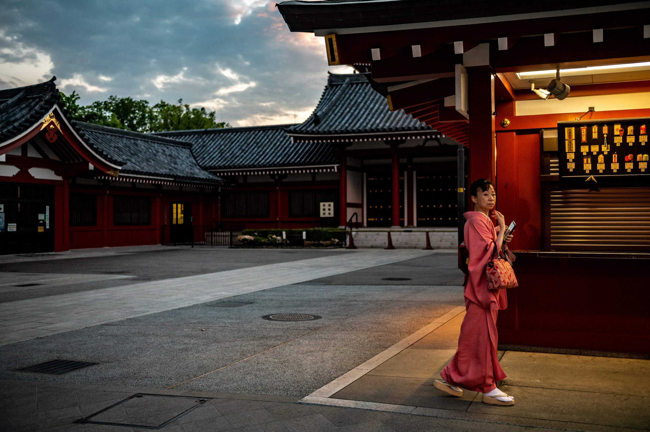 Een vrouw bij de Sensoji tempel in Tokio tijdens de eerste dag van de nieuwe noodtoestand.