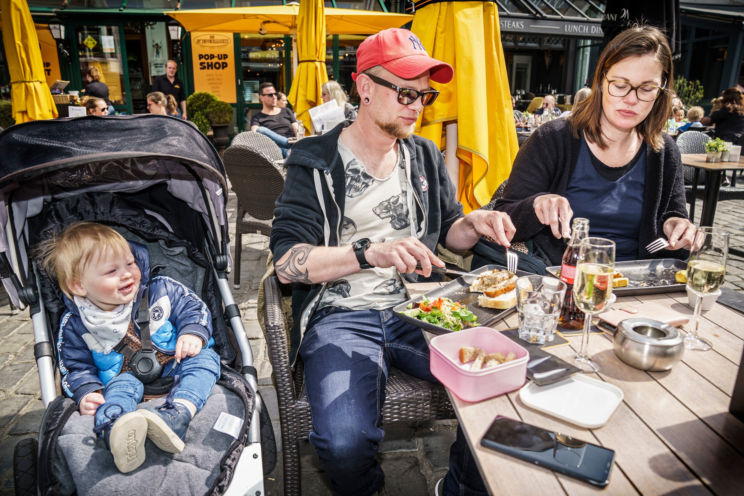 Mensen genieten op de Grote Markt van Breda
