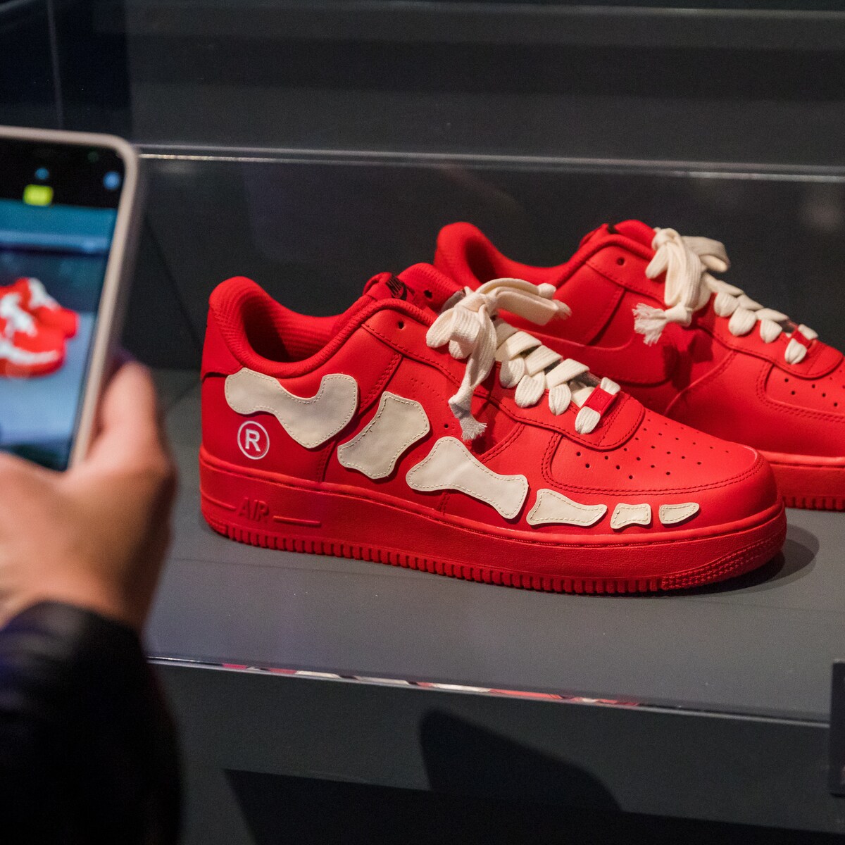 Vuile sneakers voor mensen opknappen is wel duurzaam maar absoluut geen vetpot Trouw