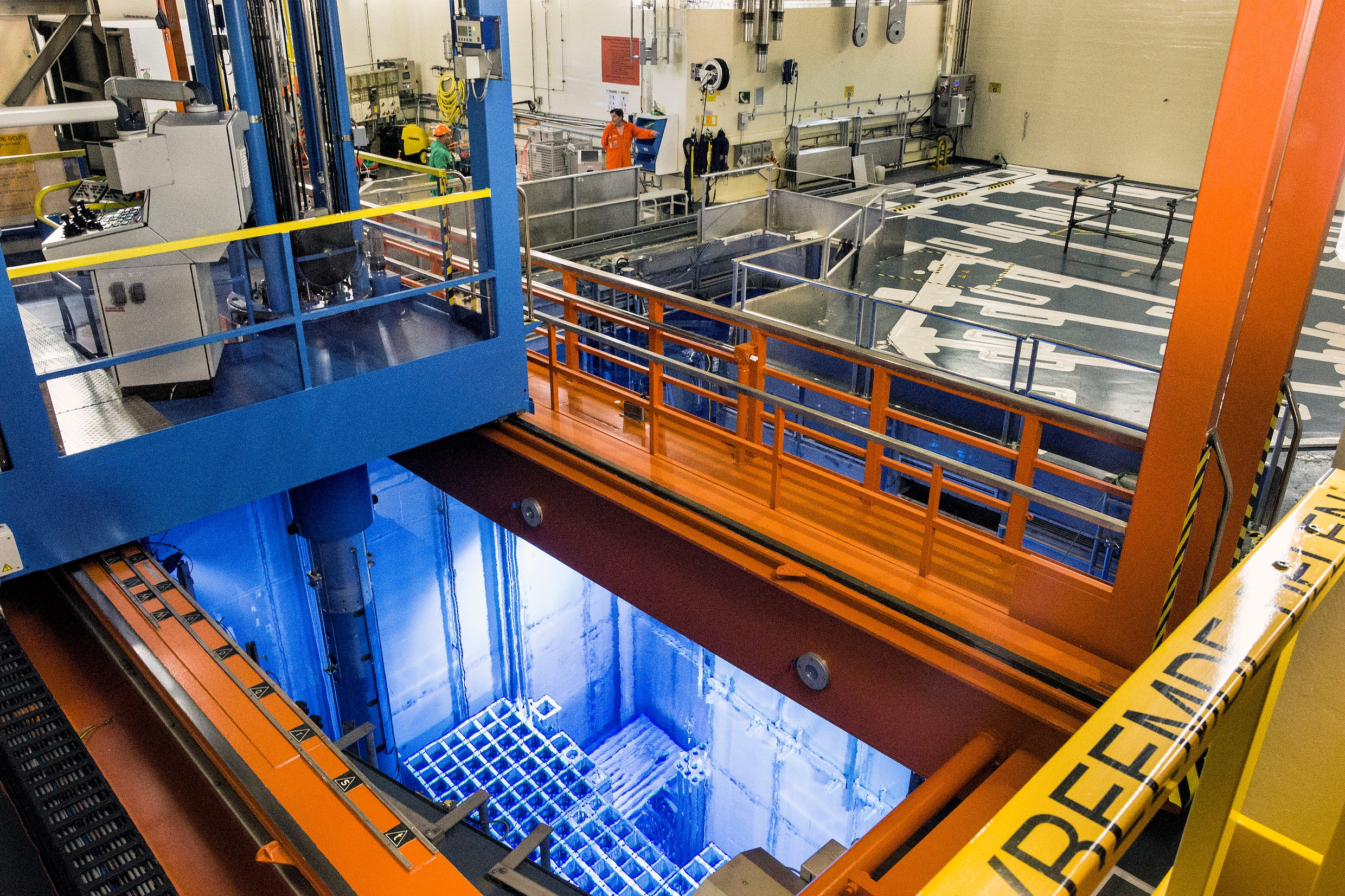 De splijtstof wordt in de kerncentrale Borssele onder water bewaard voor koeling en het tegenhouden van straling.