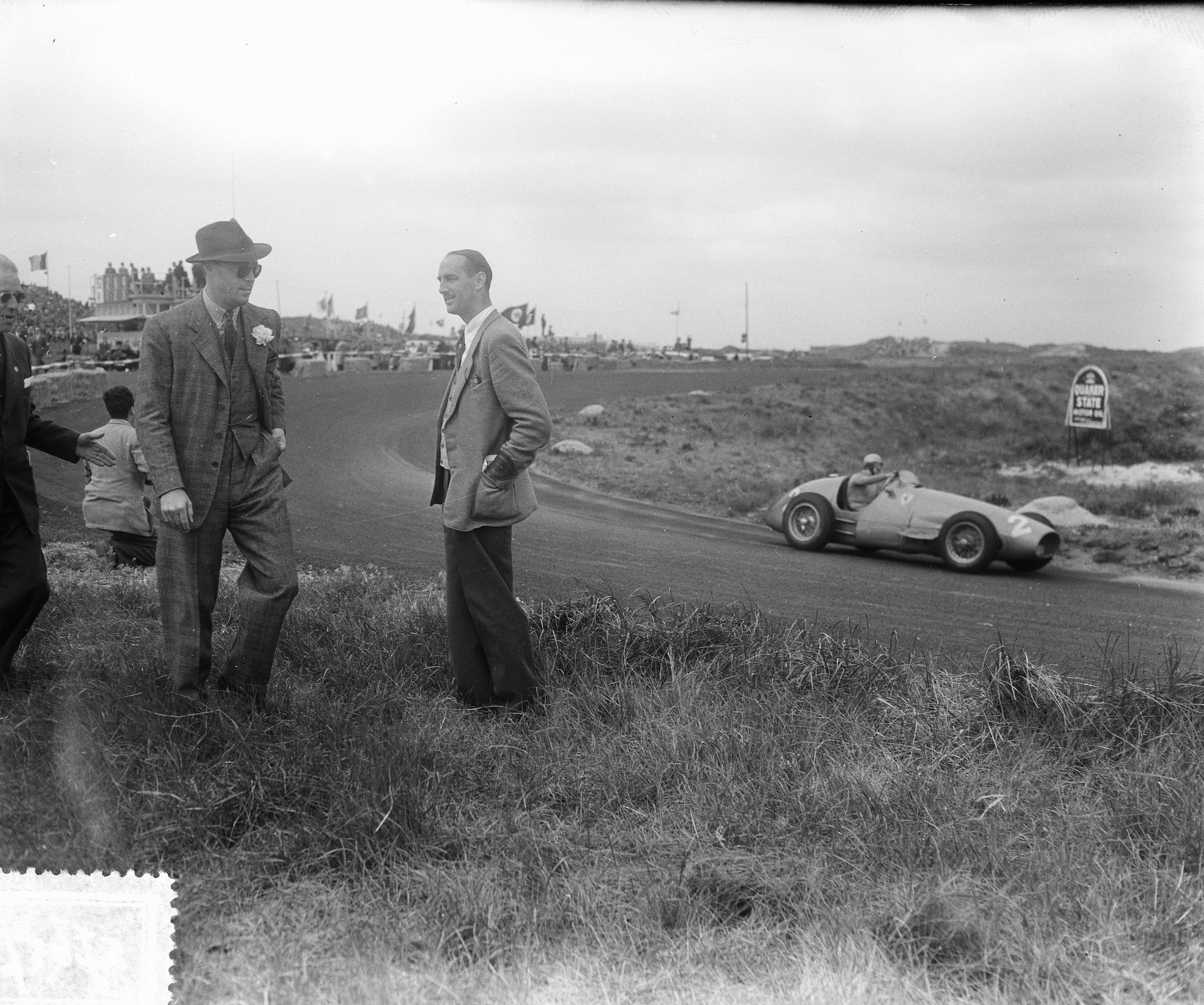 Prins Bernhard senior (links) op het Circuit van Zandvoort in juni 1953.