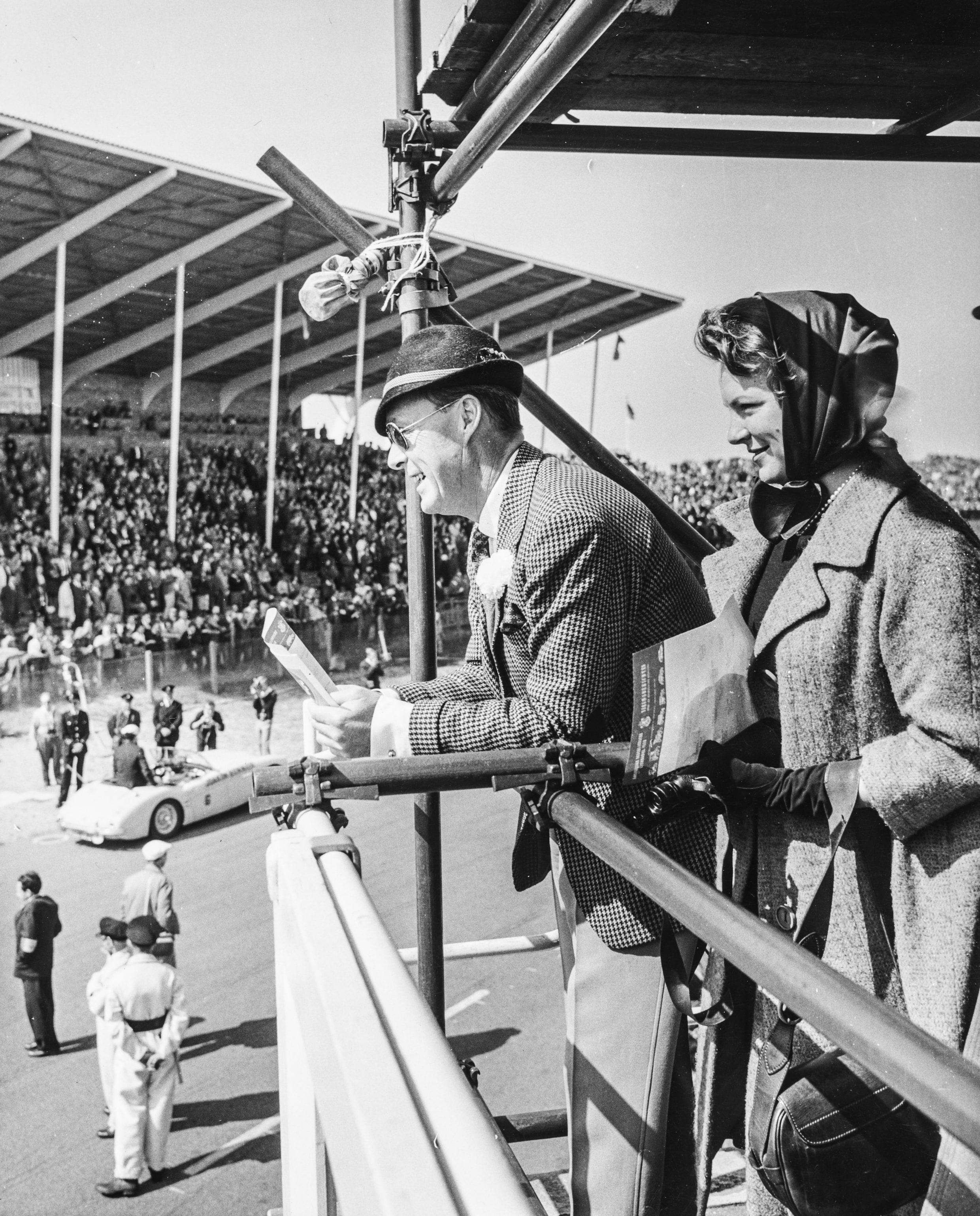 Prins Bernhard en prinses Irene op het circuit van Zandvoort tijdens de Grand Prix in 1961.