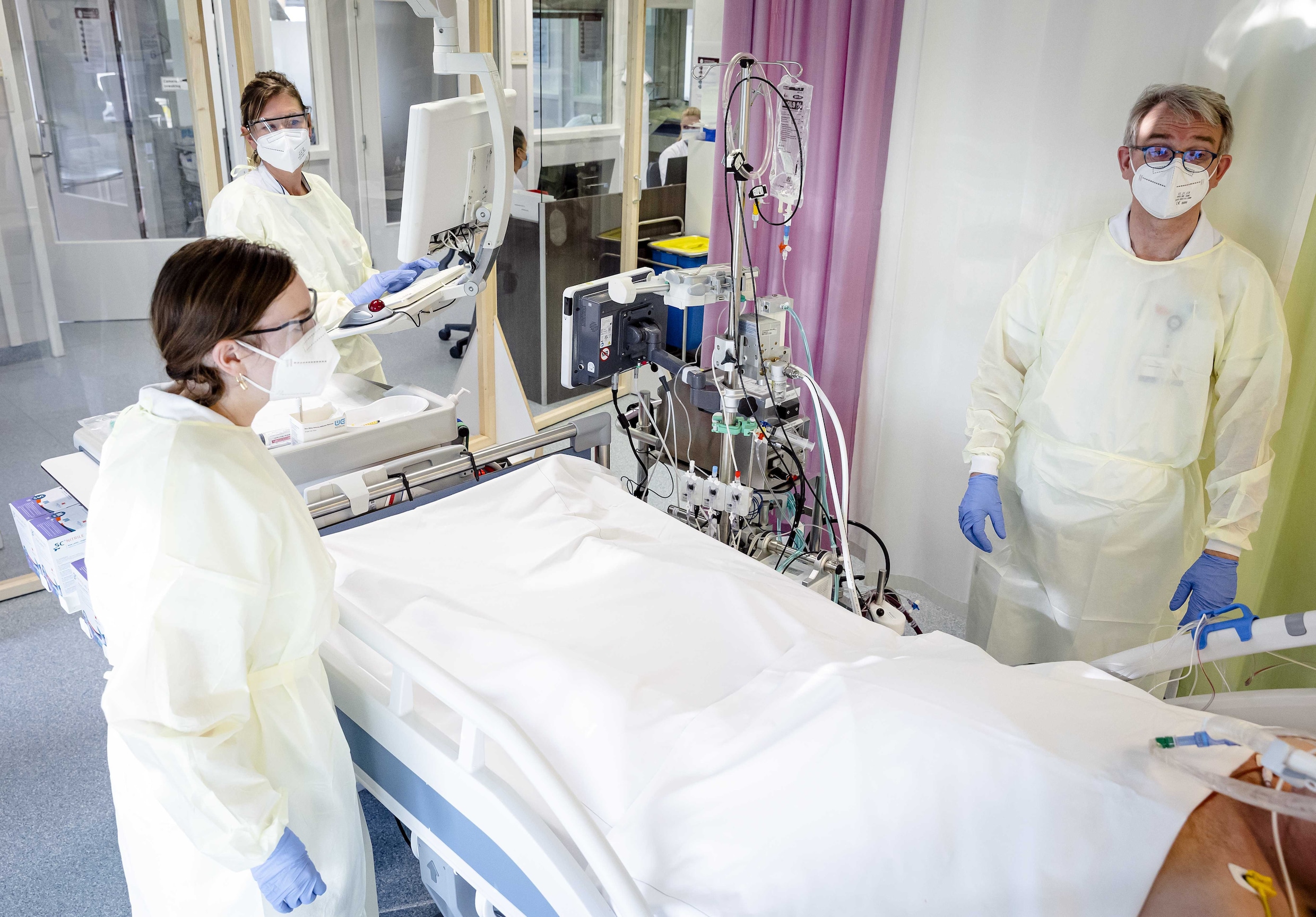 Verplegend personeel bij een coronapatiënt op de IC-afdeling van het Maastricht UMC.