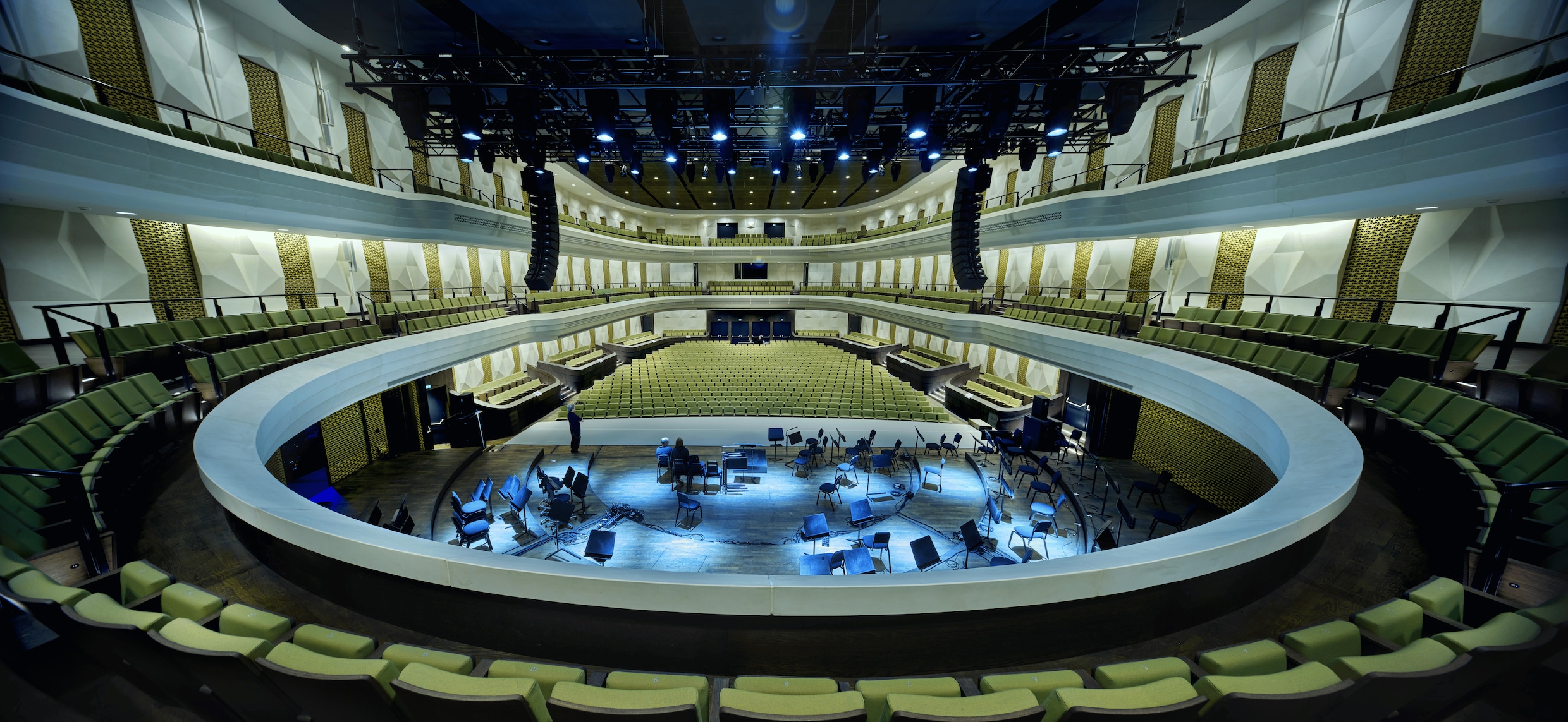 De zalen in het nieuwe Haagse cultuurpaleis Amare hangen als bonbons in een  grote doos | Trouw