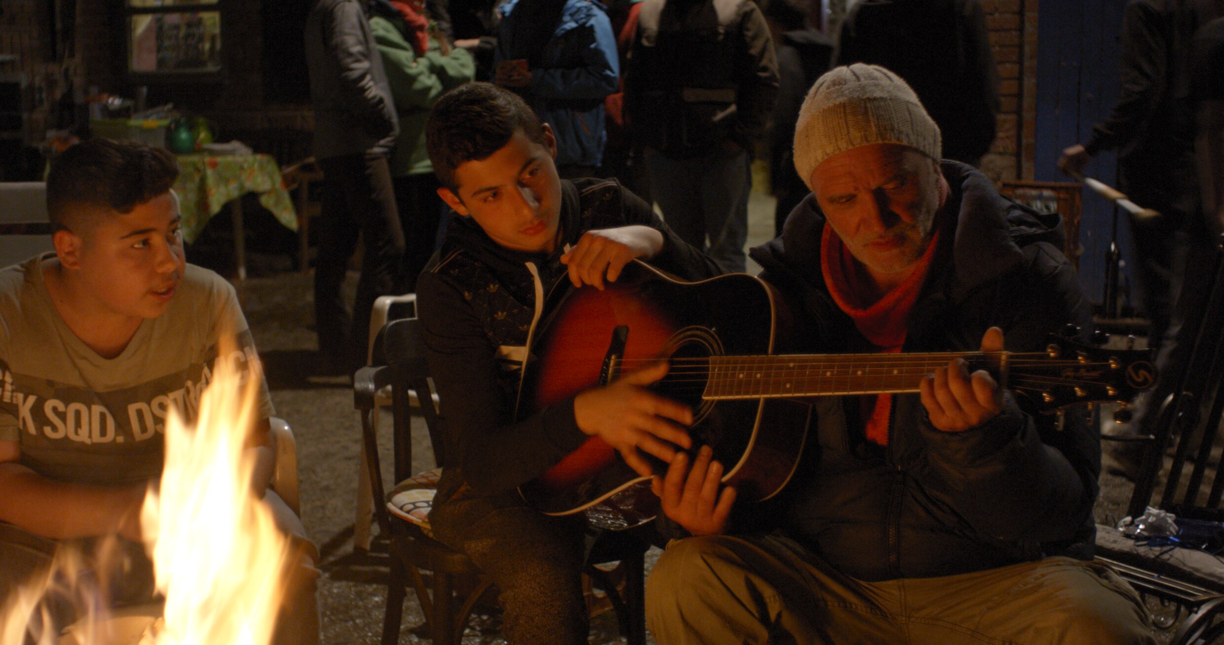 Gitaar spelen, zingen en verhalen vertellen bij het kampvuur, daar draait het om.