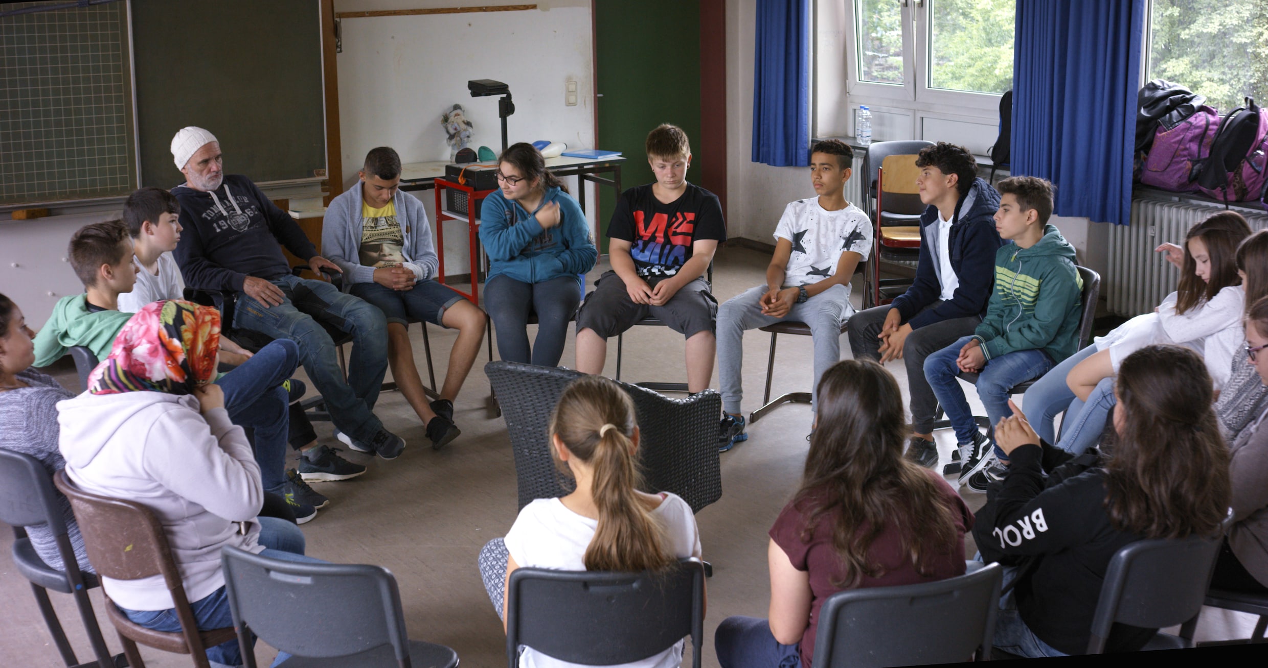 Herr Bachmann, met zijn witte beanie, en zijn klas. Een heel bijzondere hoofdpersoon in een heel bijzondere film