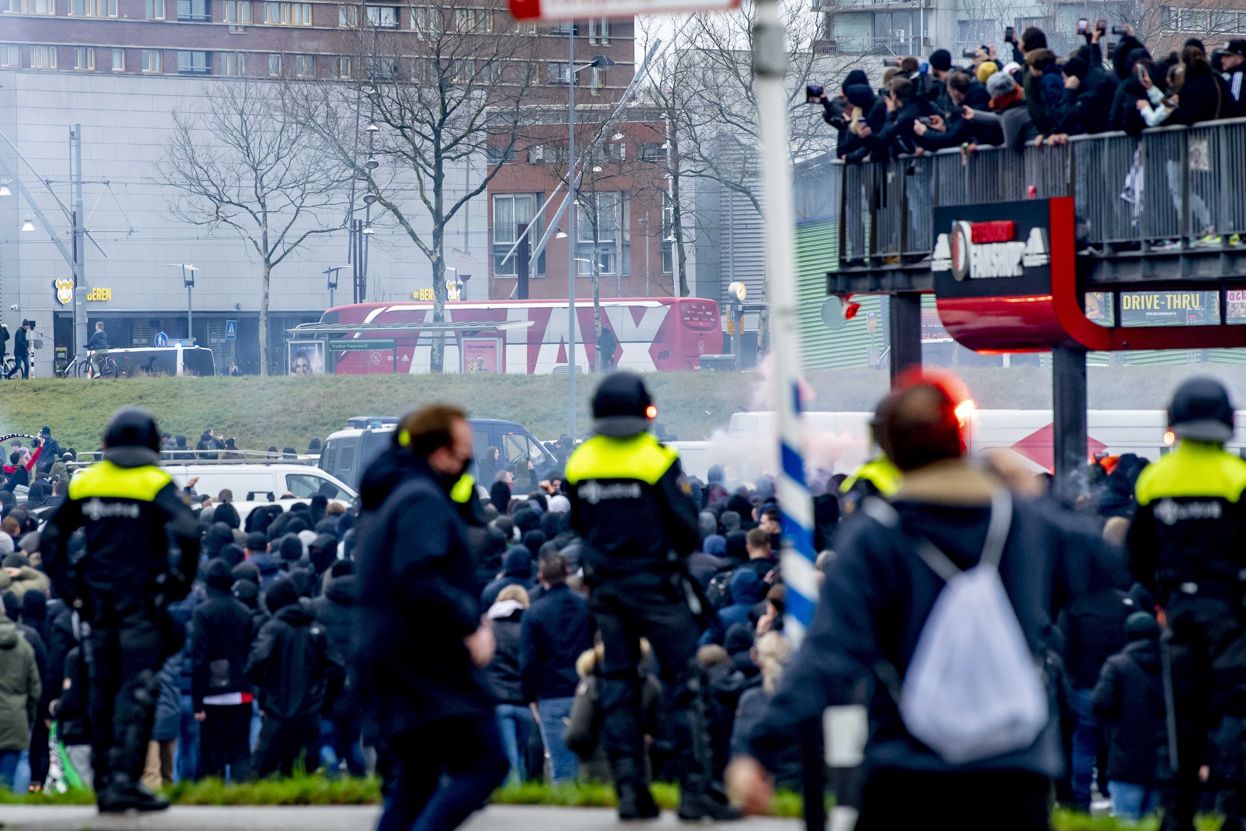 Politie Drijft Relschoppers Bij De Kuip Uiteen | Trouw